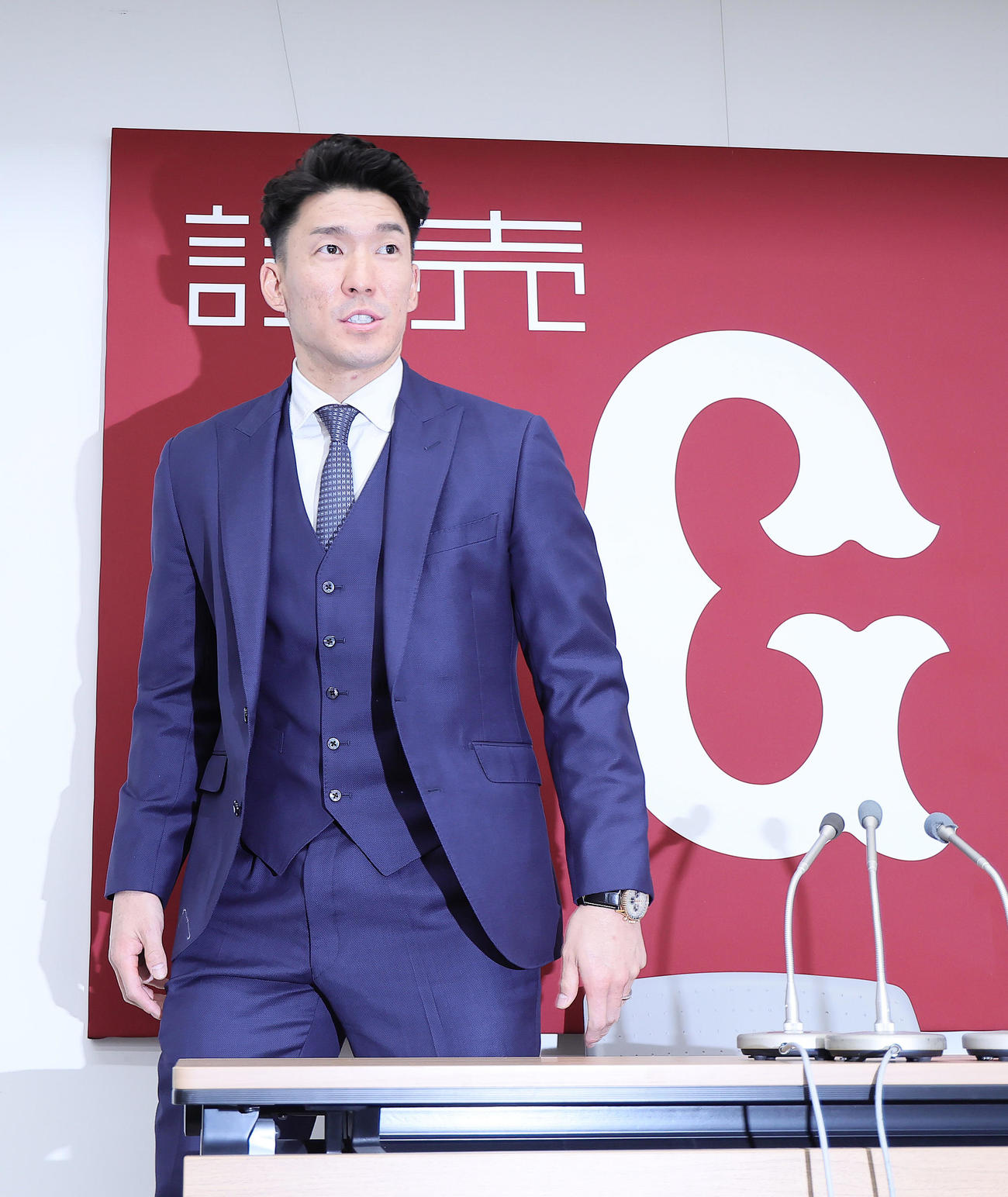 契約更改後の会見を終え、引き揚げる巨人梶谷（撮影・足立雅史）