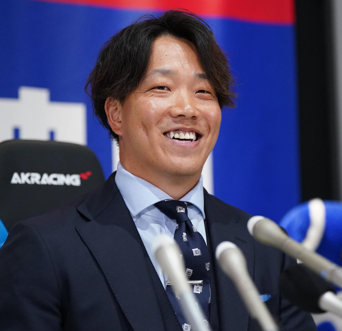契約交渉を終え明るい表情で会見する柳（撮影・森本幸一）
