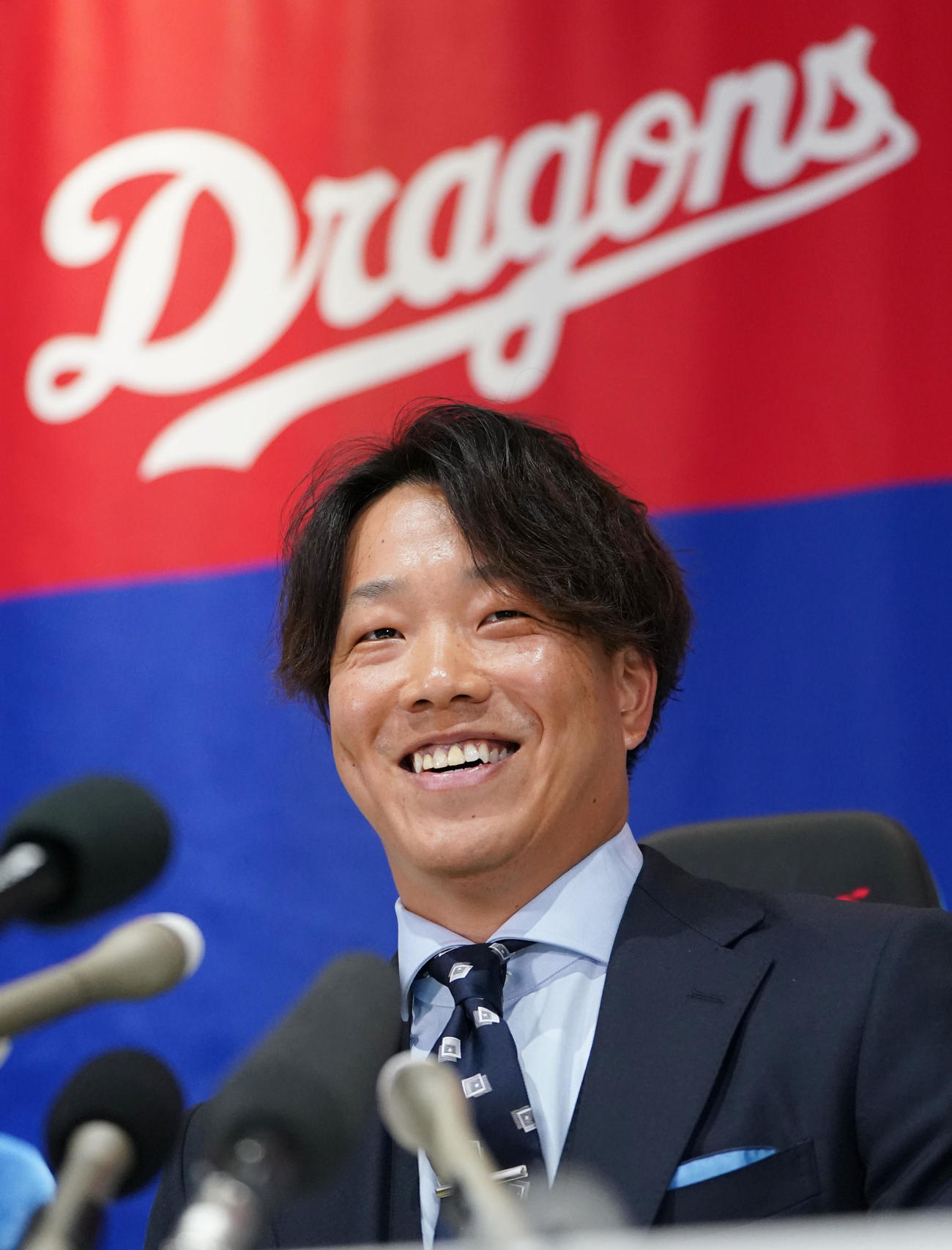 契約交渉を終え明るい表情で会見する柳（撮影・森本幸一）