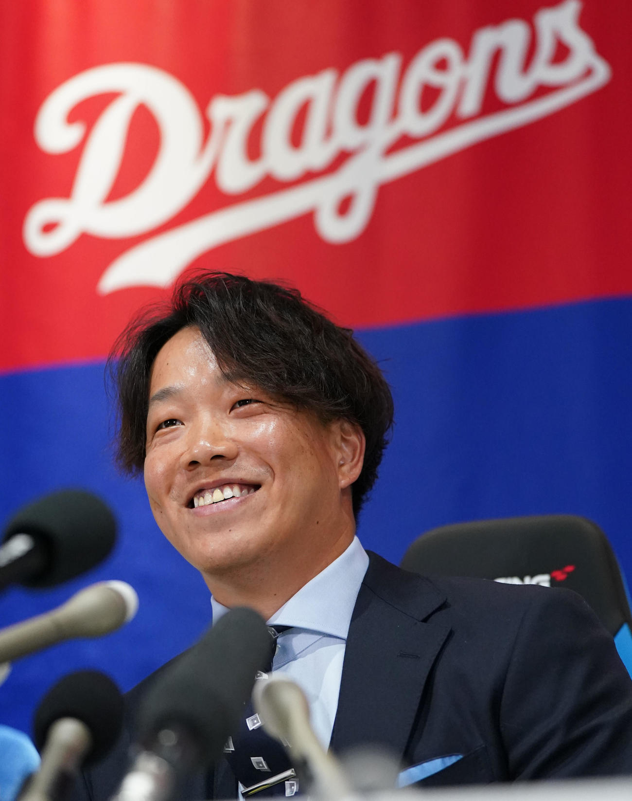 契約交渉を終え明るい表情で会見する柳（撮影・森本幸一）