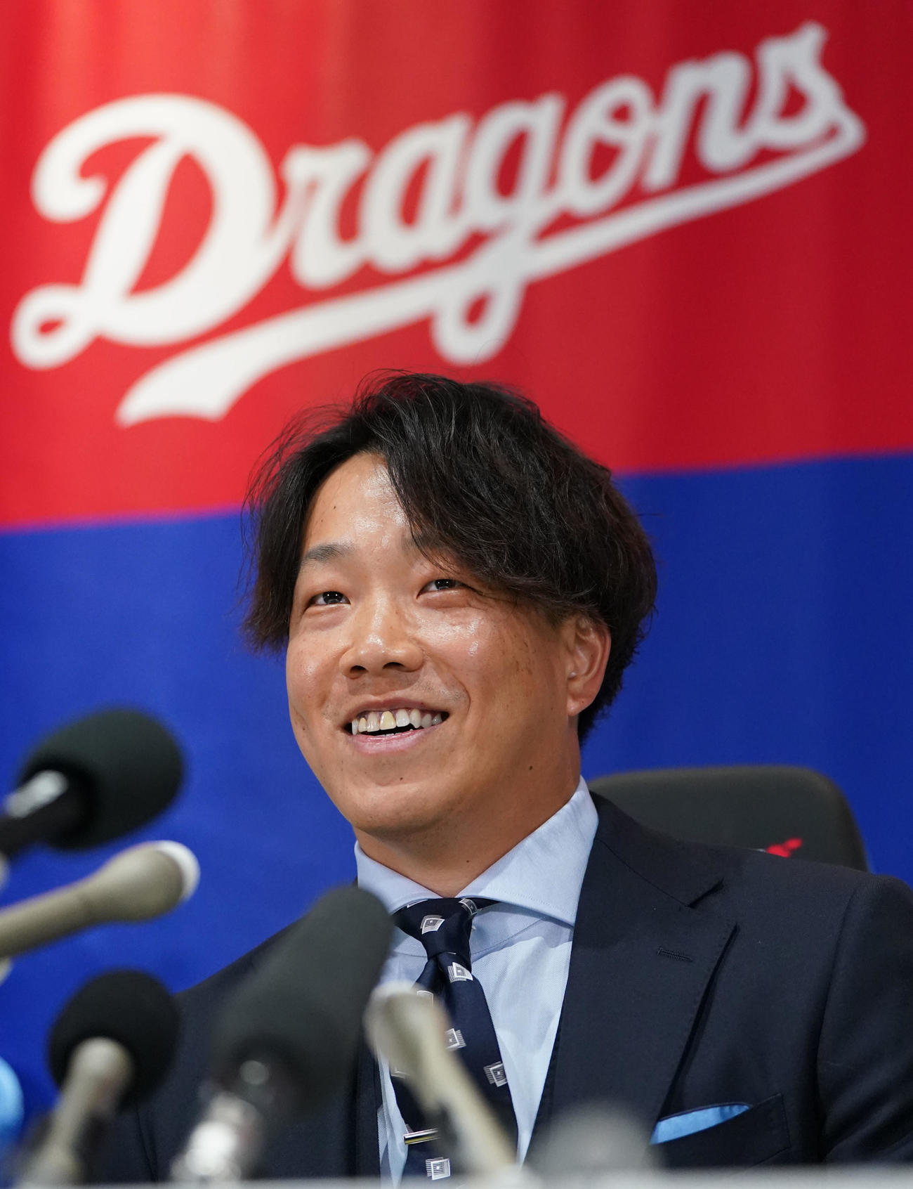 契約交渉を終え明るい表情で会見する柳（撮影・森本幸一）