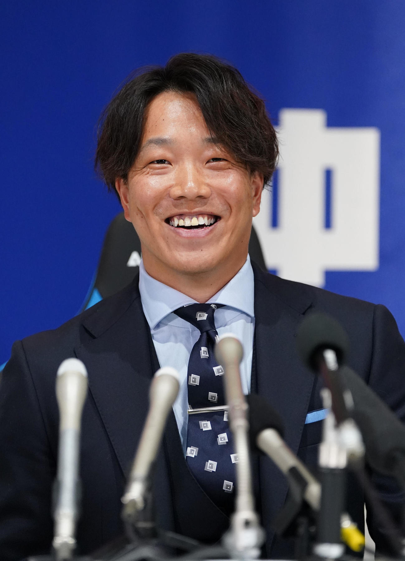 契約交渉を終え明るい表情で会見する柳（撮影・森本幸一）