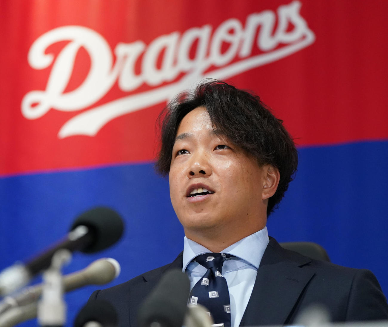 契約交渉を終え会見する柳（撮影・森本幸一）