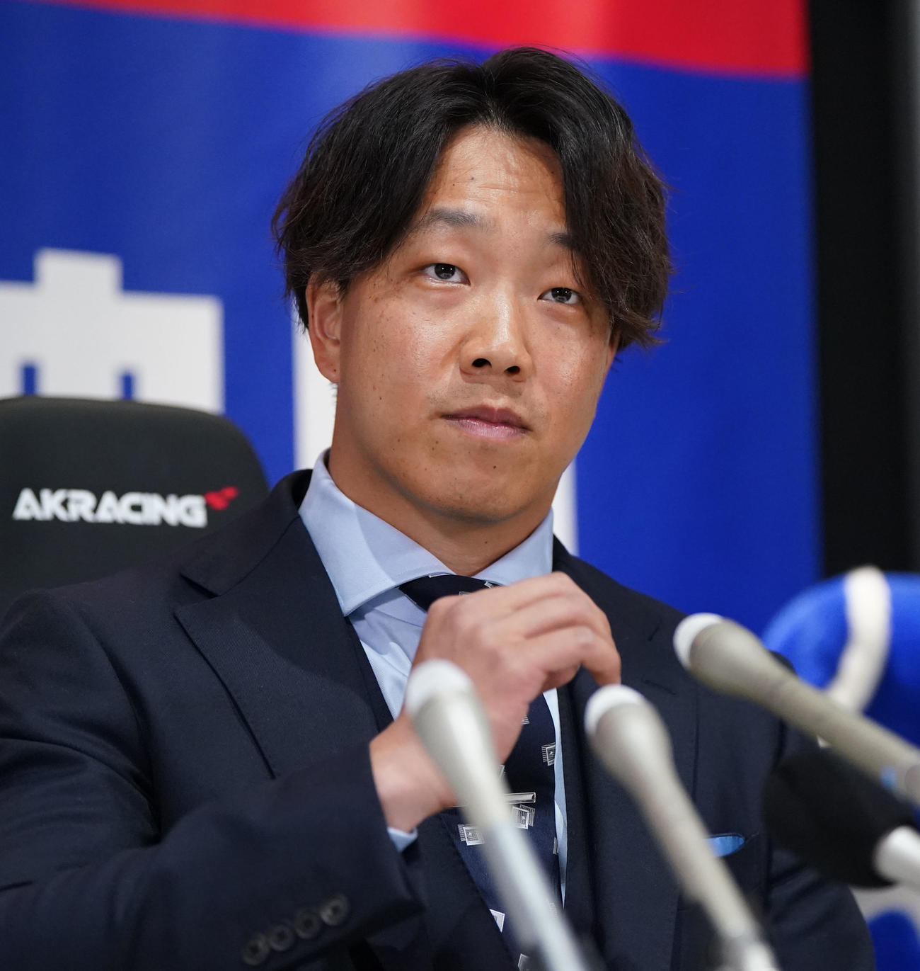 契約交渉を終え会見する柳（撮影・森本幸一）