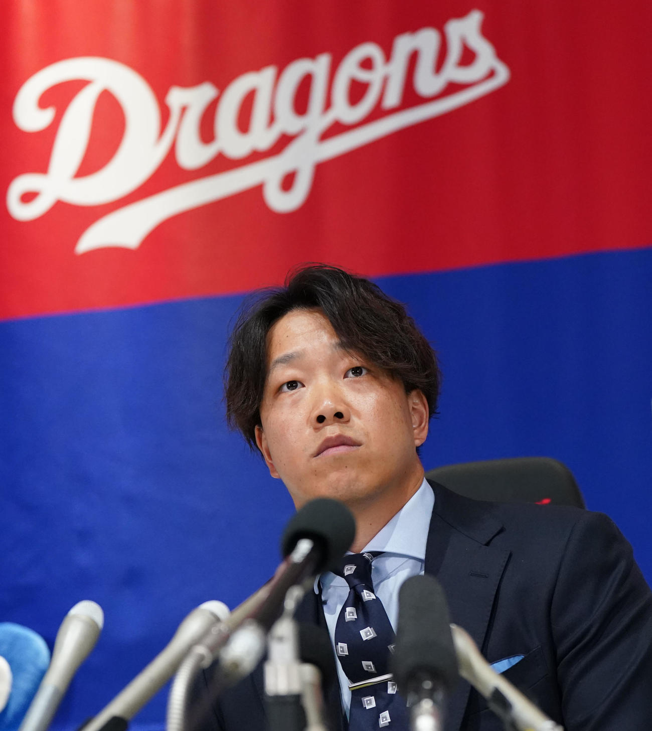 契約交渉を終え会見する柳（撮影・森本幸一）