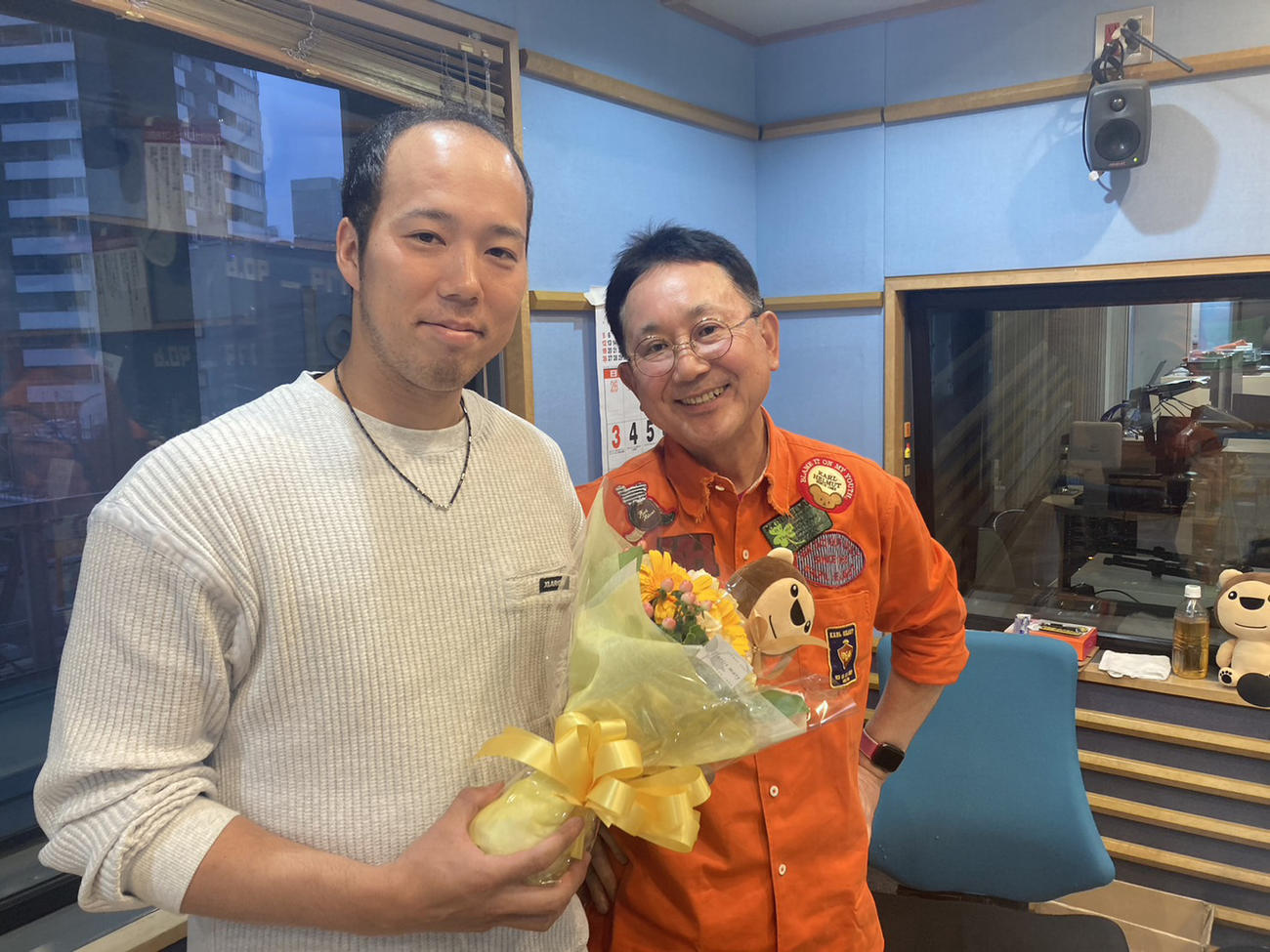 MBSラジオ「森たけしのスカタンラジオ」に出演した阪神青柳。右は森たけしアナ（球団提供）
