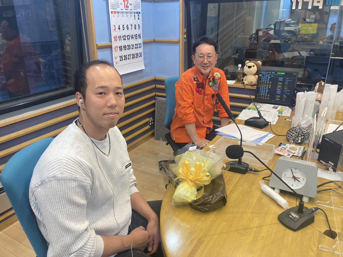 MBSラジオ「森たけしのスカタンラジオ」に出演した阪神青柳。右は森たけしアナ（球団提供）