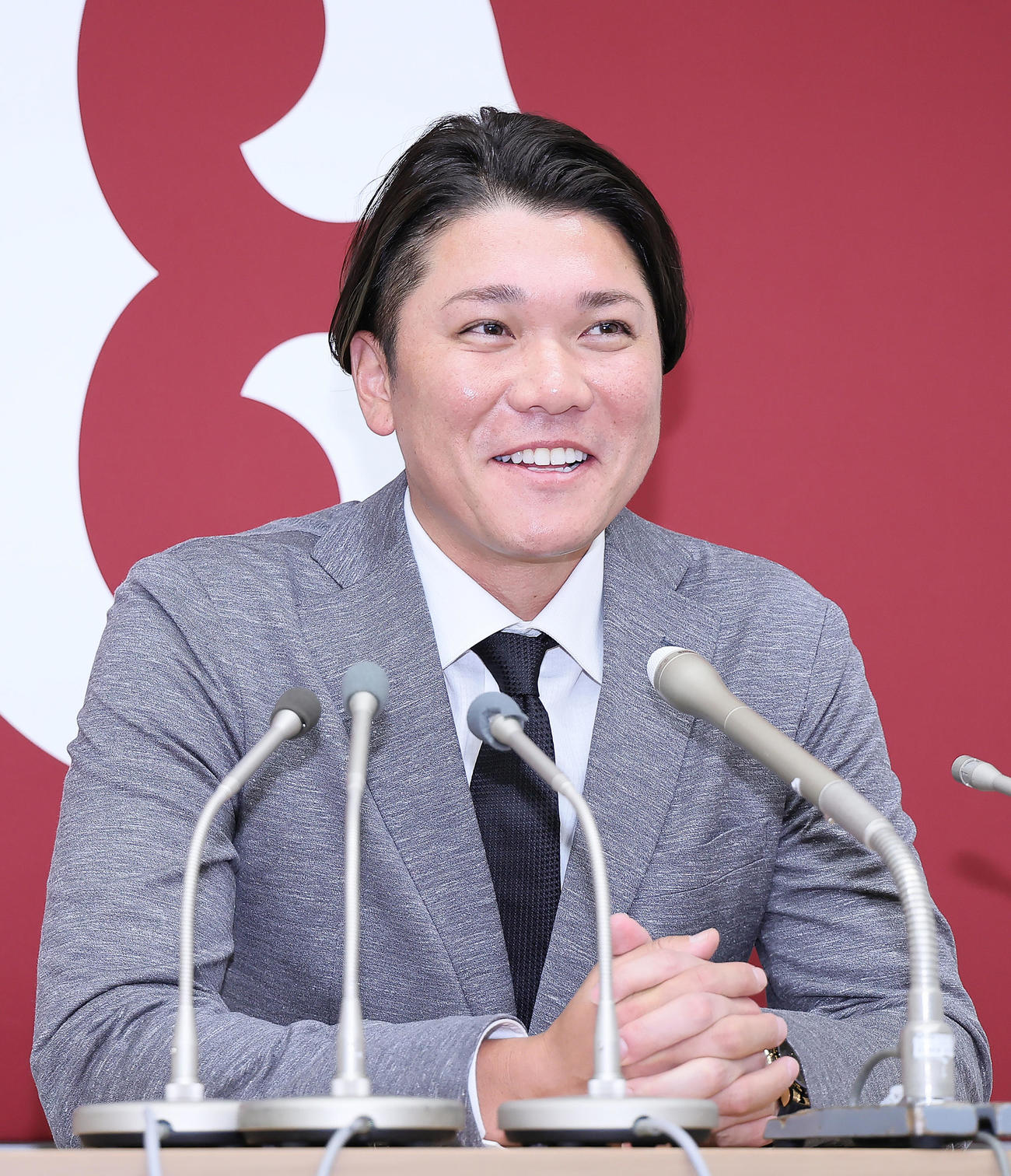 契約更改を終え、会見で笑顔を見せる巨人坂本（撮影・足立雅史）