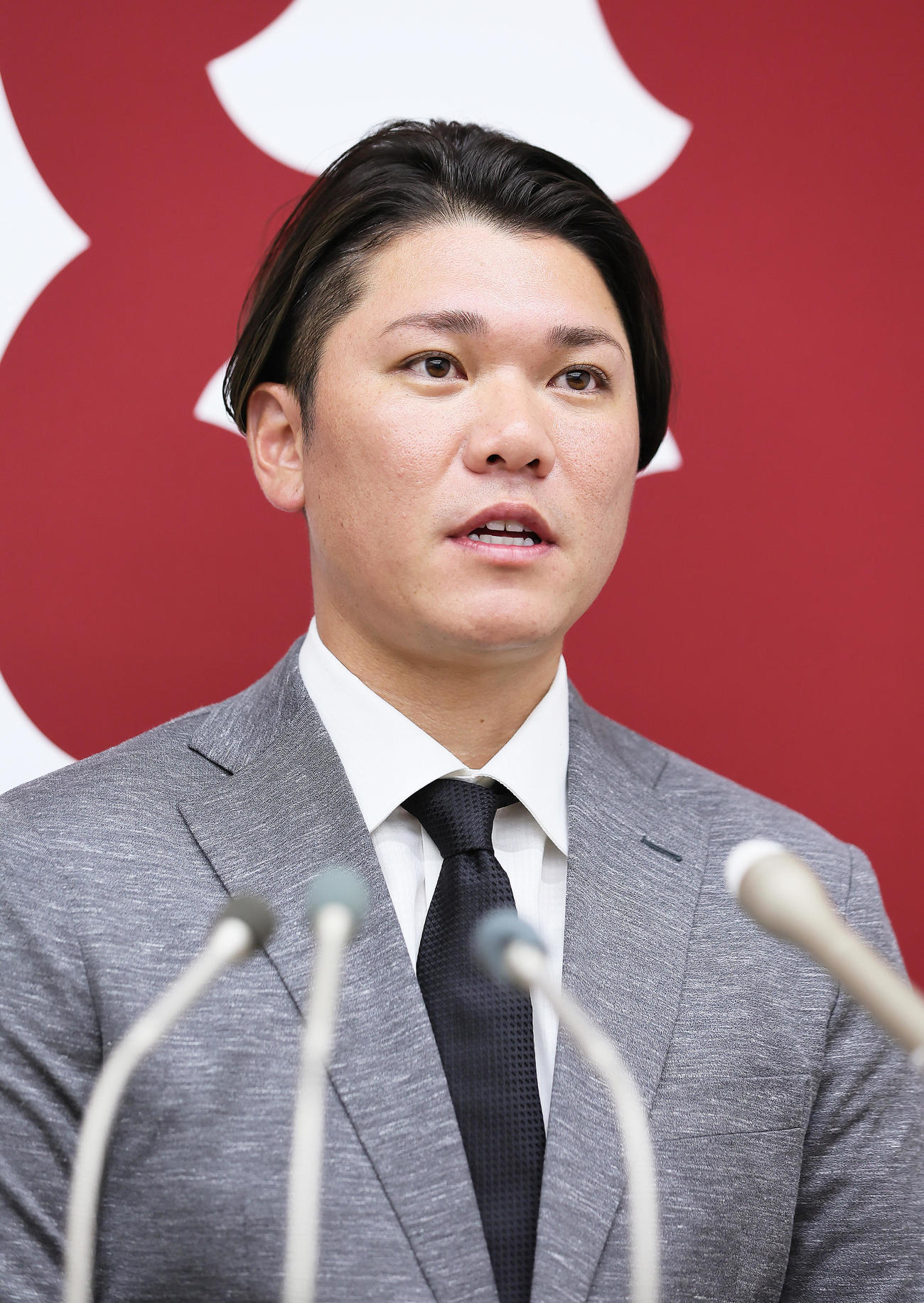 契約更改を終え、会見に臨む巨人坂本（撮影・足立雅史）