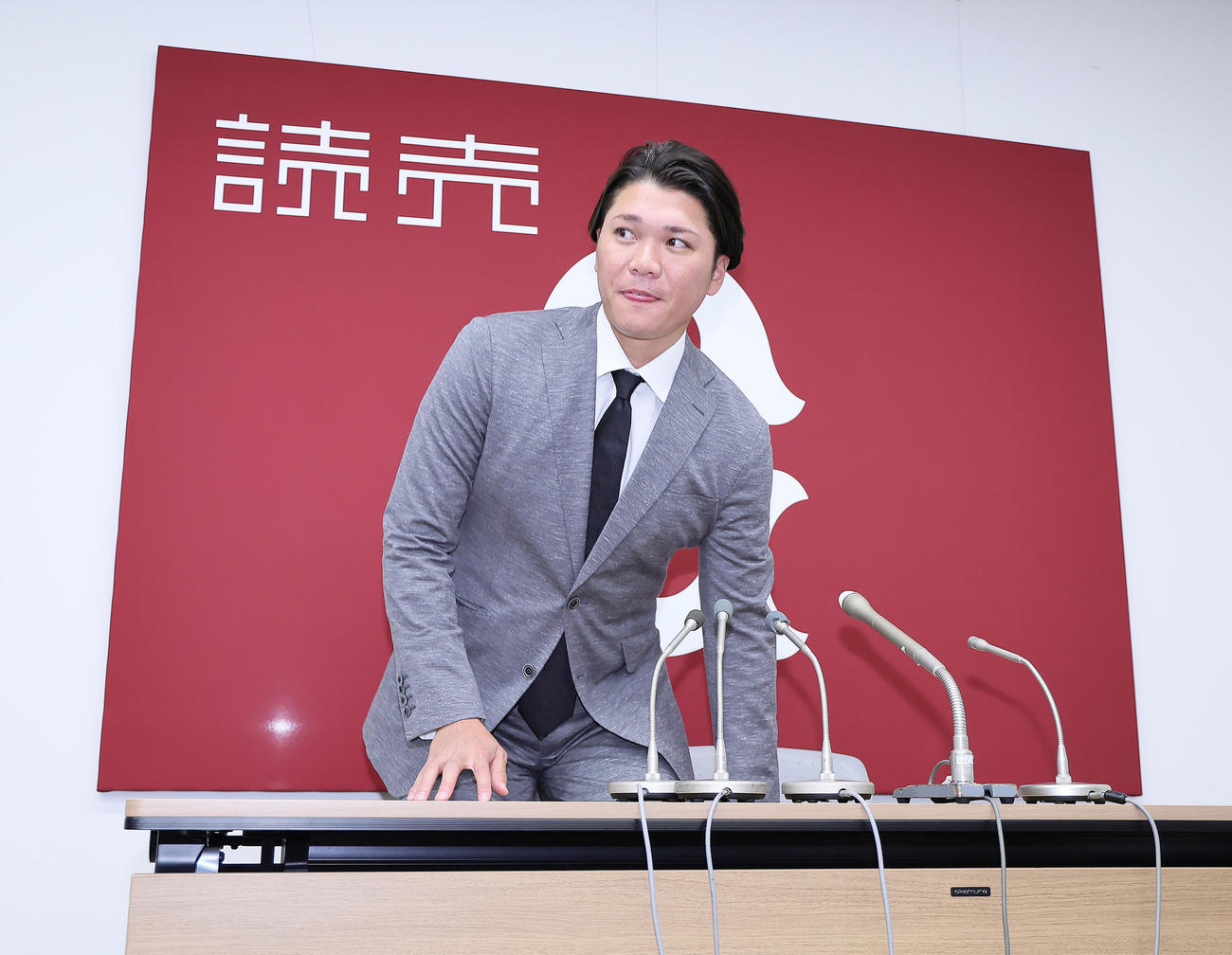 契約更改を終え、会見に臨む巨人坂本（撮影・足立雅史）