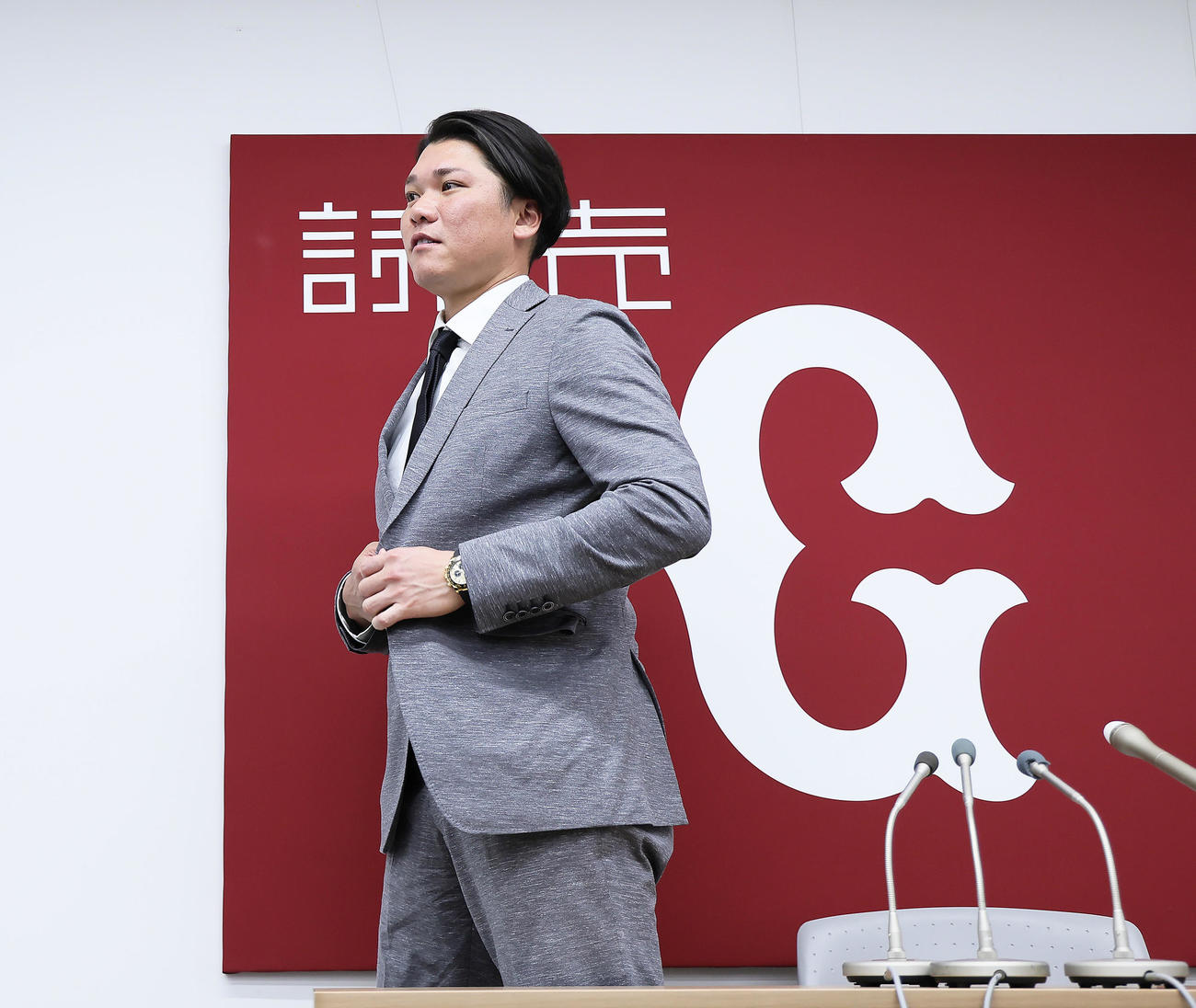 契約更改後の会見を終え引き揚げる巨人坂本（撮影・足立雅史）
