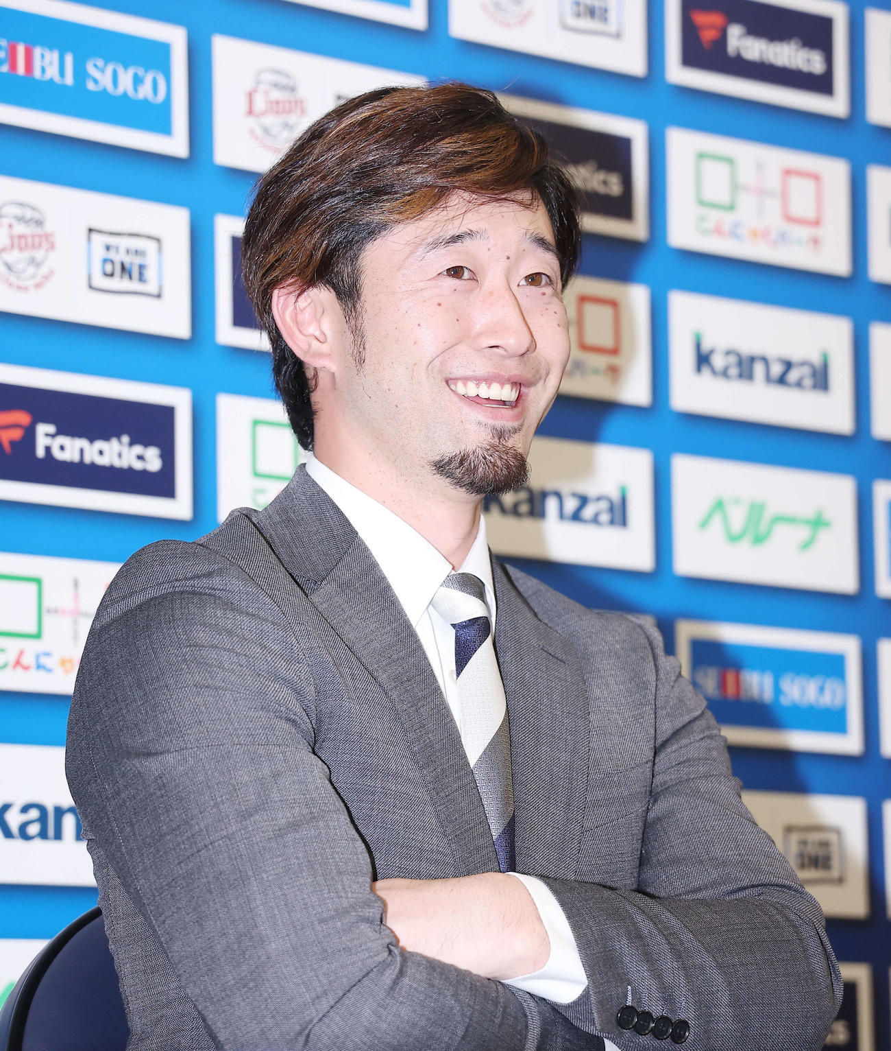 契約更改を終え会見に臨む西武外崎（撮影・河田真司）