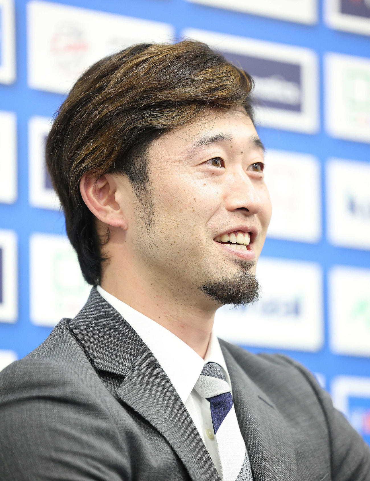 契約更改を終え会見に臨む西武外崎（撮影・河田真司）
