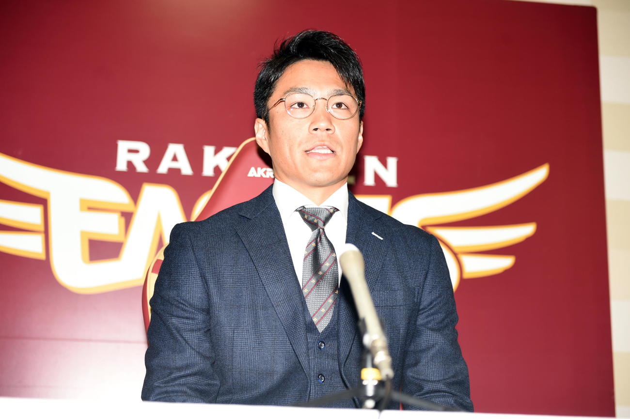 契約更改交渉を終えて取材対応する楽天則本（撮影・山田愛斗）