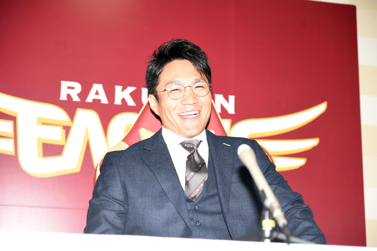 契約更改交渉を終えて笑顔で取材対応する楽天則本（撮影・山田愛斗）