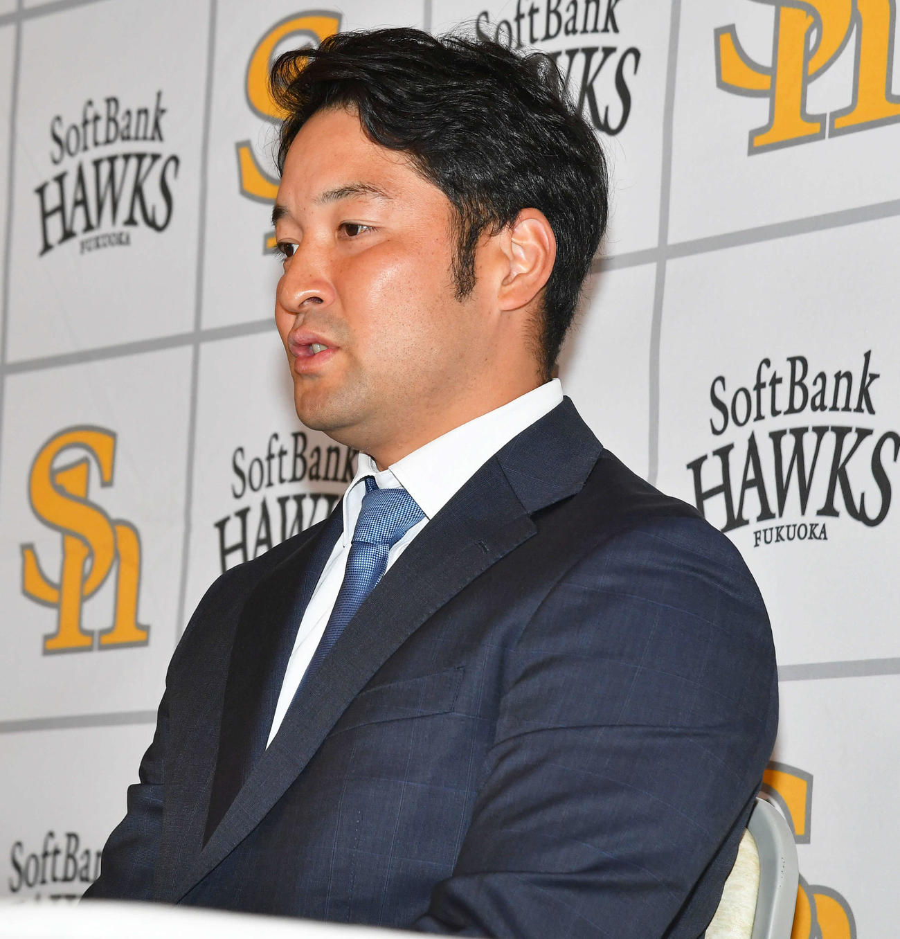 契約更改を終え、厳しい表情で会見を行う嶺井（撮影・岩下翔太）