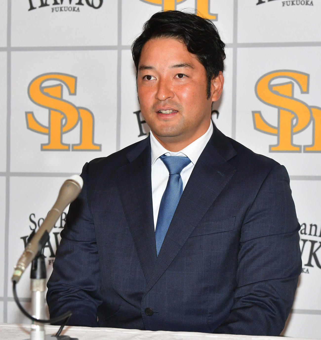 契約更改を終えて会見を行う嶺井（撮影・岩下翔太）