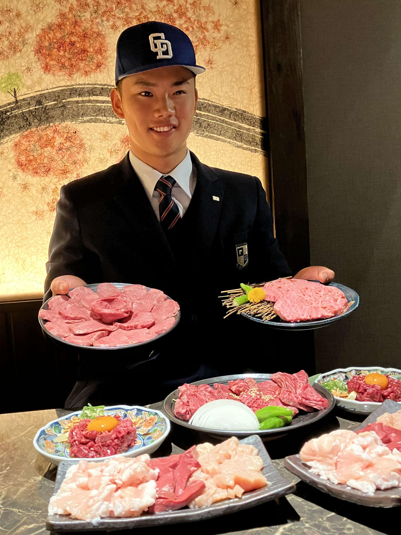 「焼肉ちはら」で仮契約した中日ドラフト4位福田