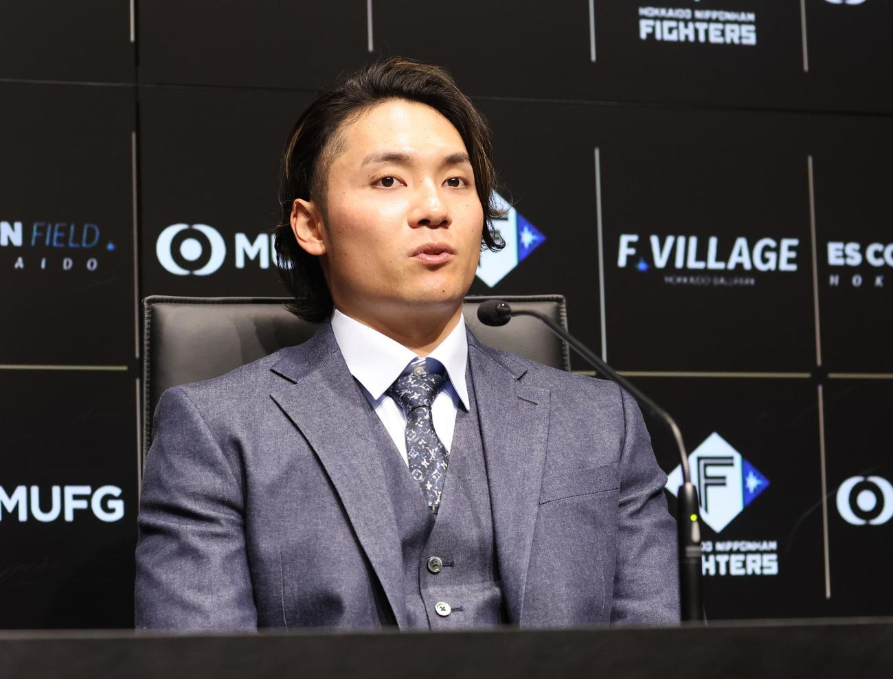 契約更改を終え記者会見する日本ハム伊藤（撮影・黒川智章）