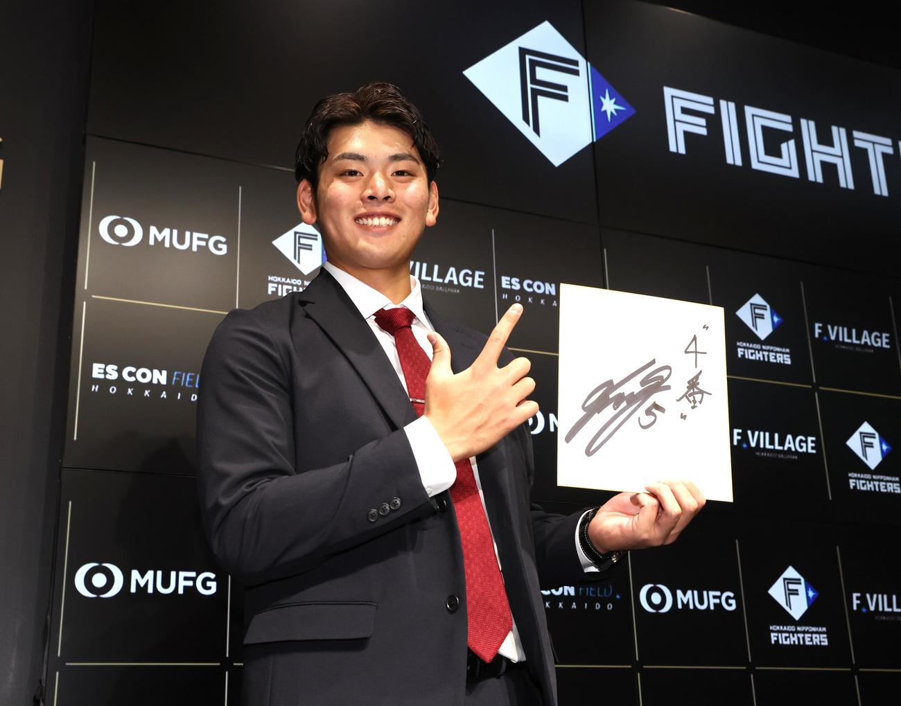 契約更改を終え来季目標に「4番」と書き「Jポーズ」の日本ハム野村（撮影・黒川智章）