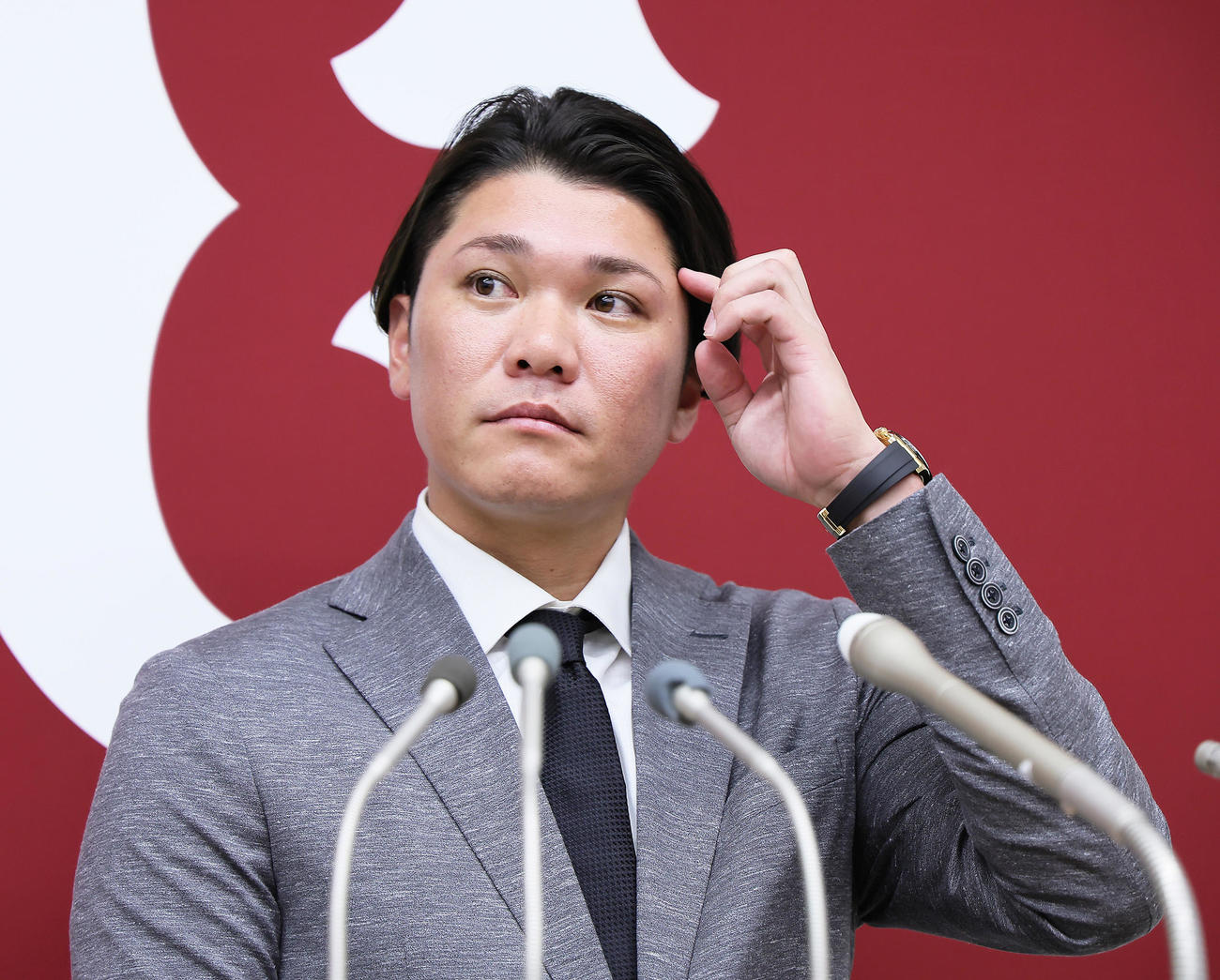 契約更改を終え、会見に臨む巨人坂本（撮影・足立雅史）