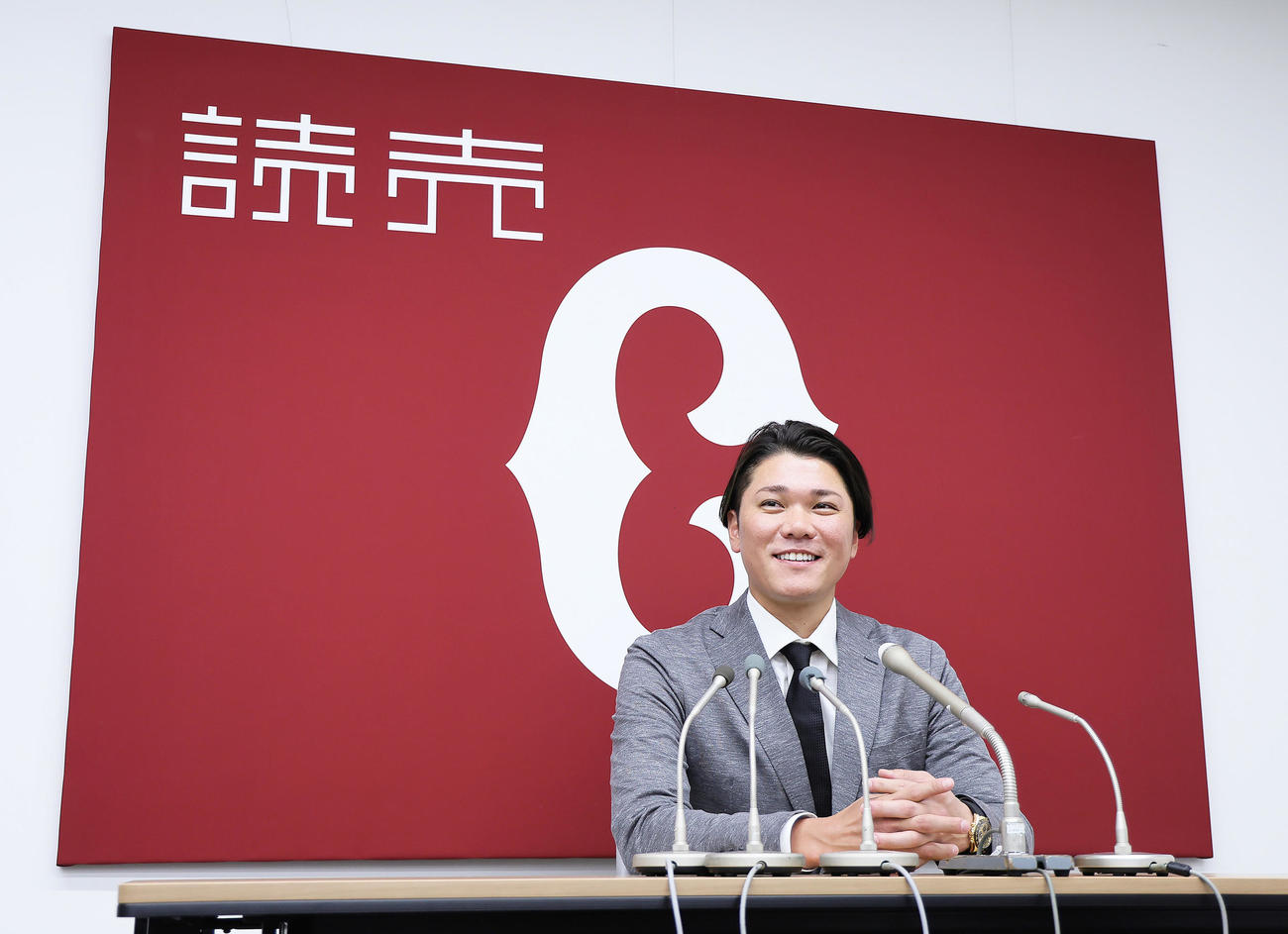 契約更改を終え、会見で笑顔を見せる巨人坂本（撮影・足立雅史）