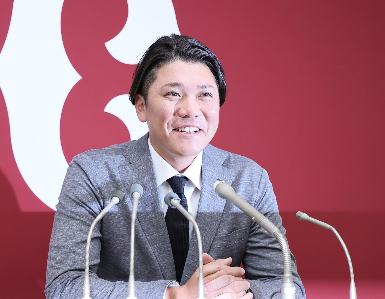 契約更改を終え、会見で笑顔を見せる巨人坂本（撮影・足立雅史）