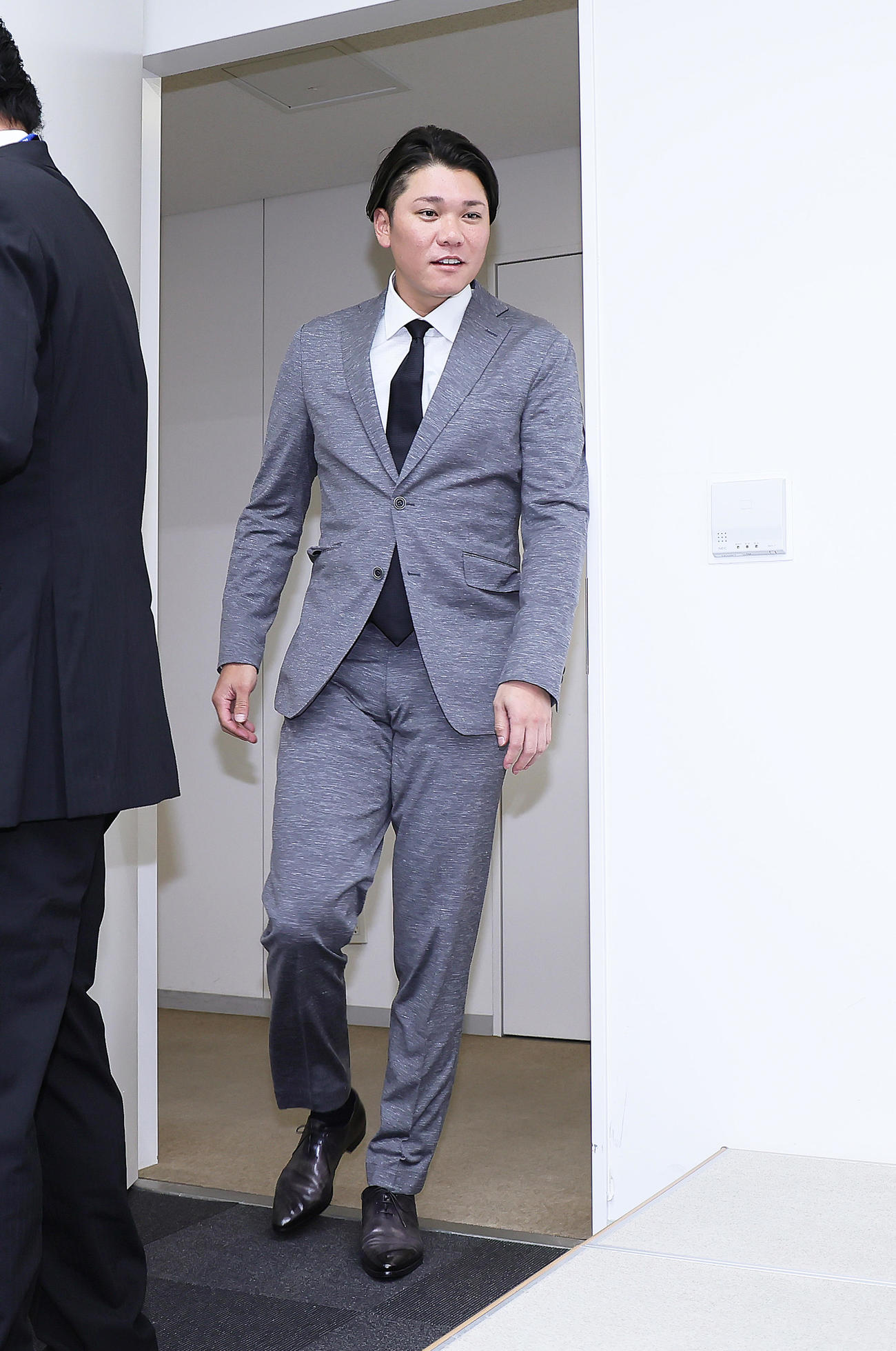 契約更改を終え、会見に臨む巨人坂本（撮影・足立雅史）
