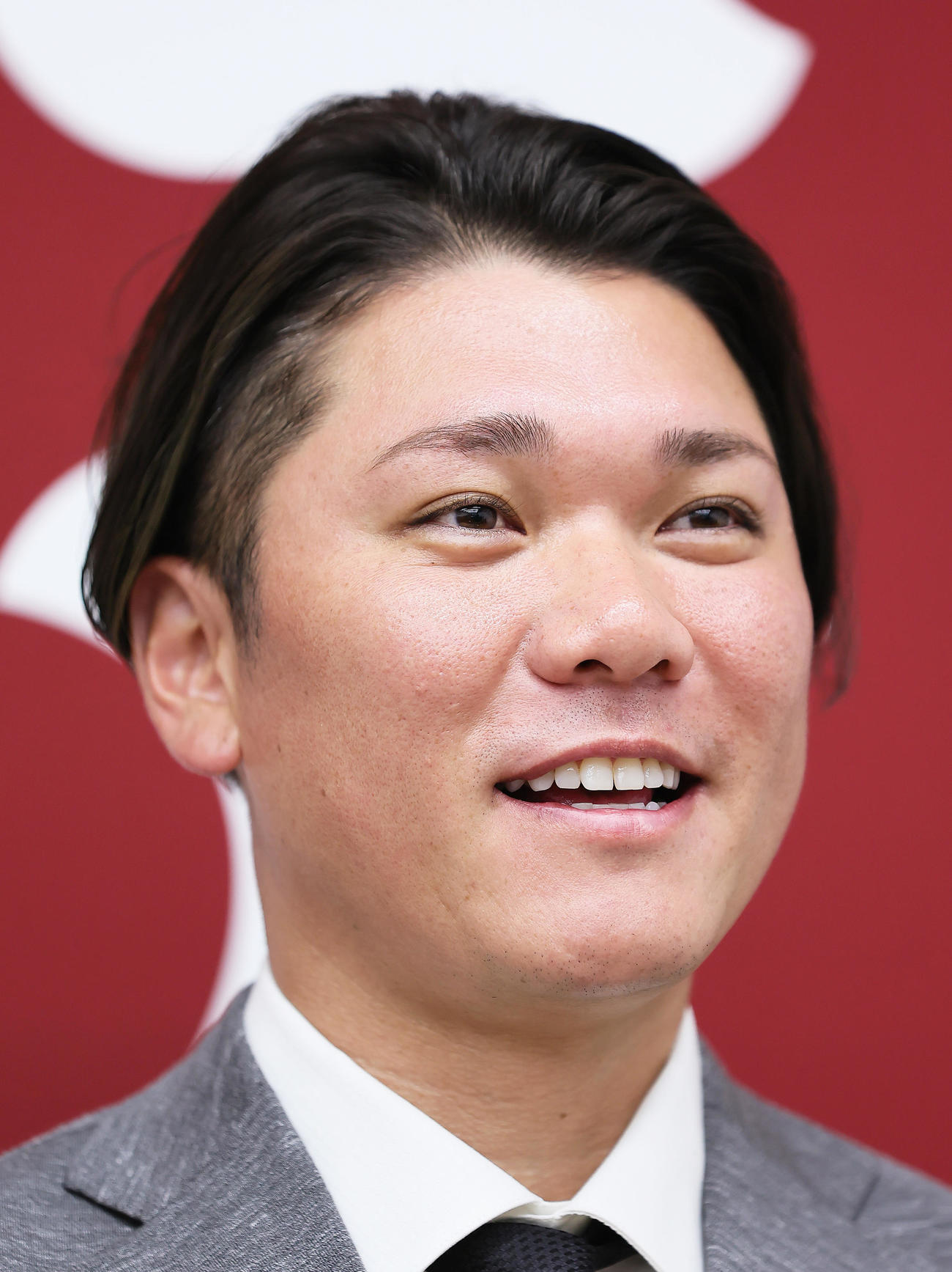 契約更改を終え、会見で笑顔を見せる巨人坂本（撮影・足立雅史）