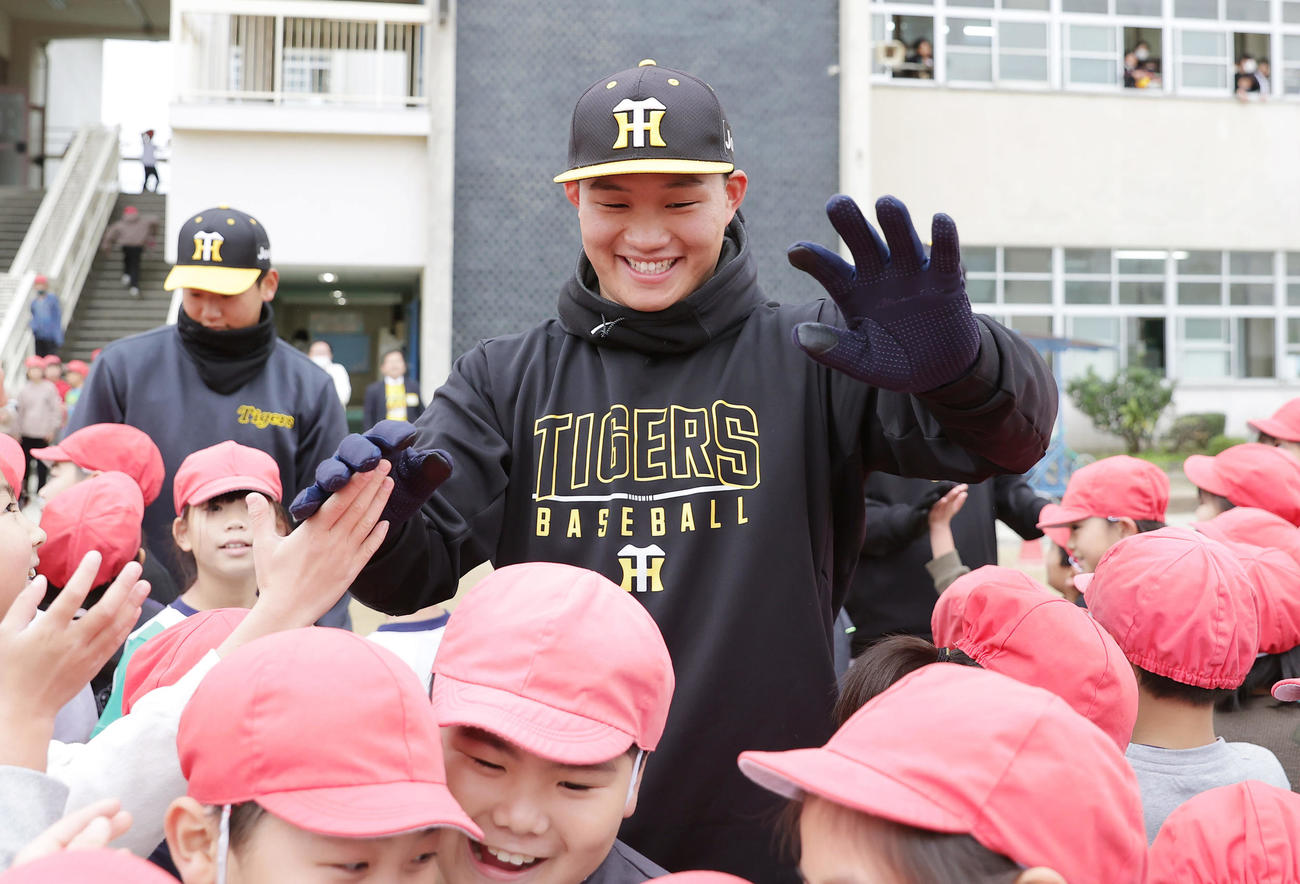 ゲストティーチャーで小学校を訪れ、生徒たちと笑顔で交流する阪神森下（撮影・前田充）