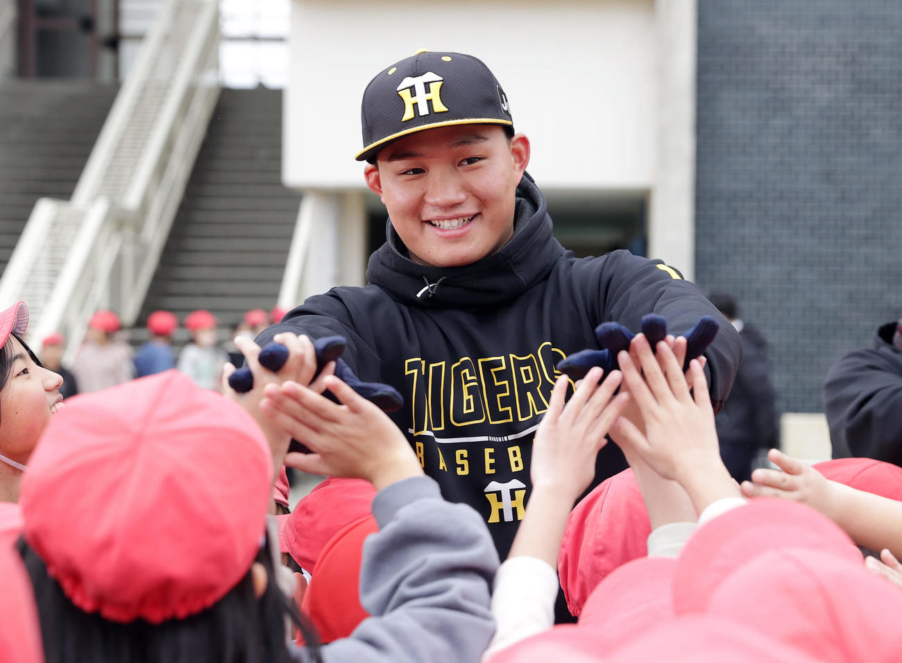 ゲストティーチャーで小学校を訪れ、生徒たちと笑顔で交流する阪神森下（撮影・前田充）
