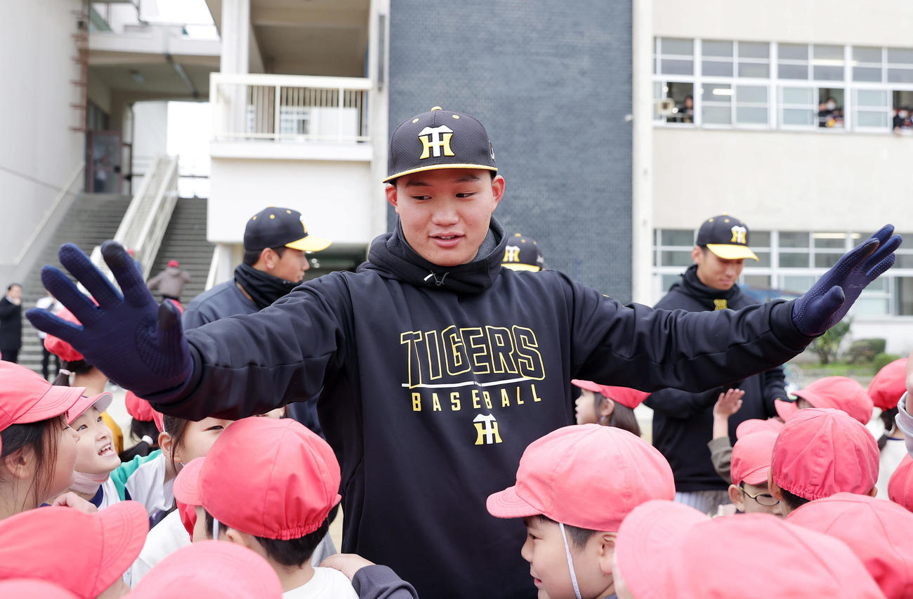 ゲストティーチャーで小学校を訪れ、生徒たちと交流する阪神森下（撮影・前田充）