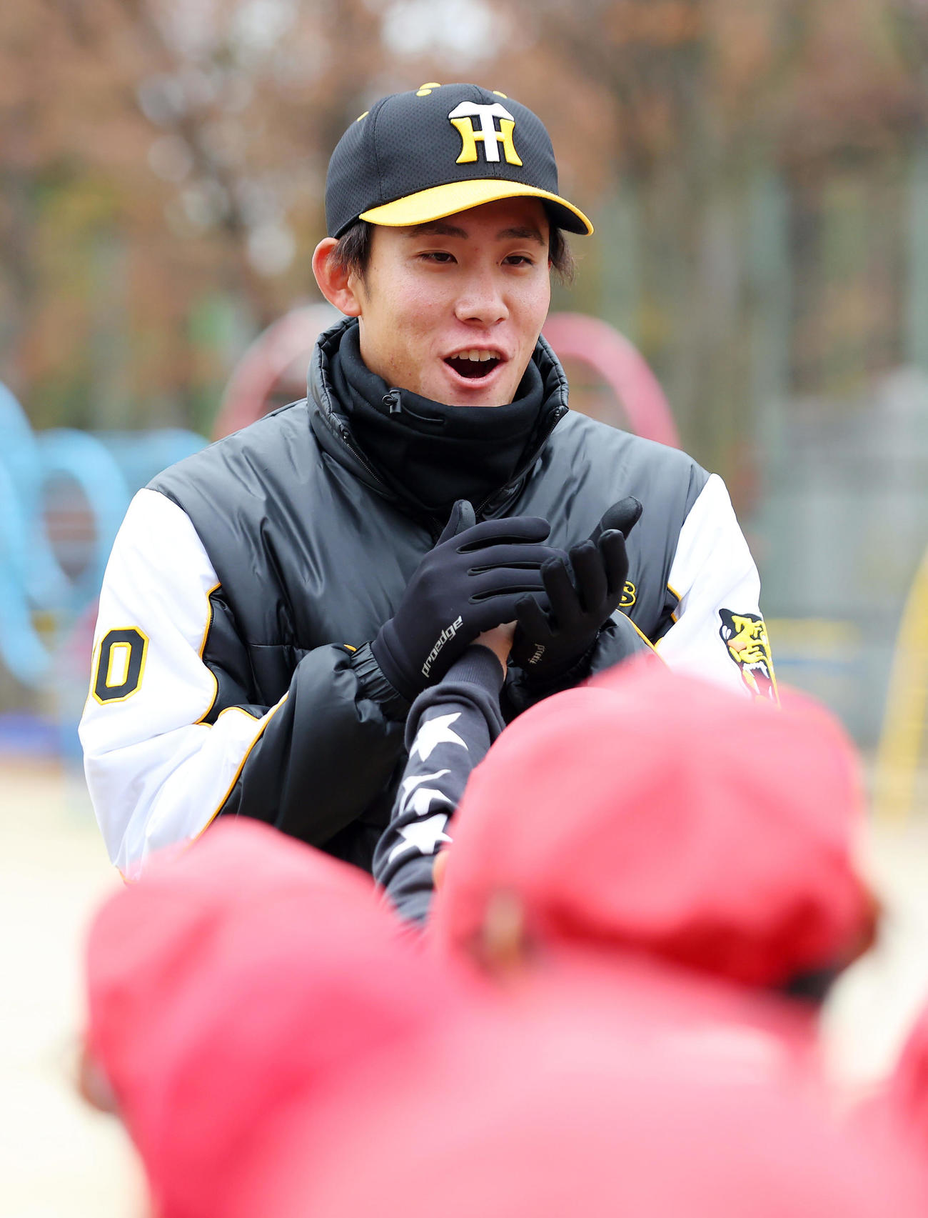 ゲストティーチャーで小学校を訪れ、生徒たちと交流する阪神富田（撮影・前田充）