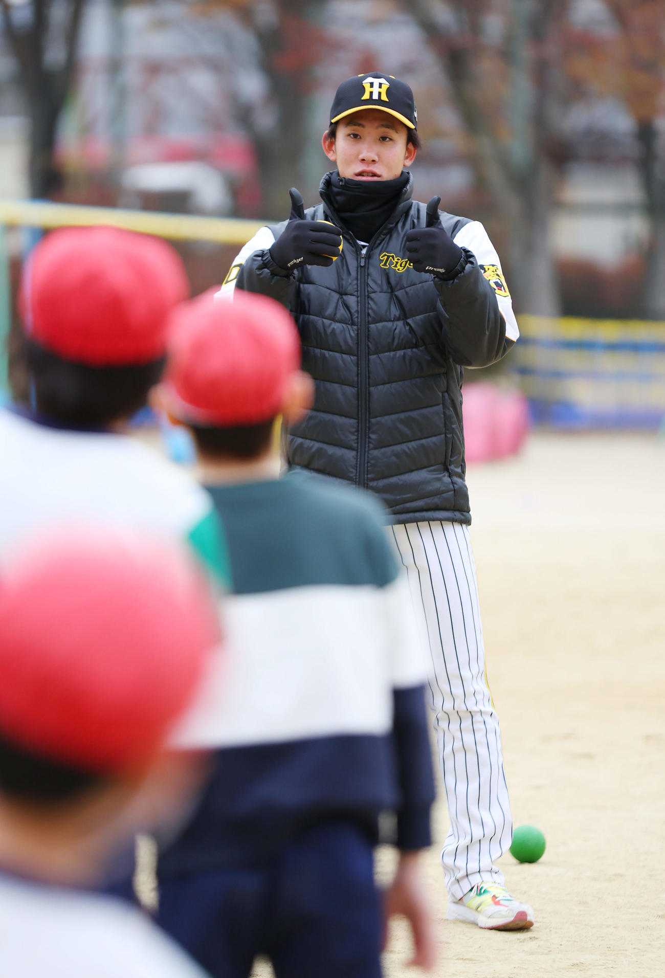 ゲストティーチャーで小学校を訪れ、生徒たちと交流する阪神富田（撮影・前田充）
