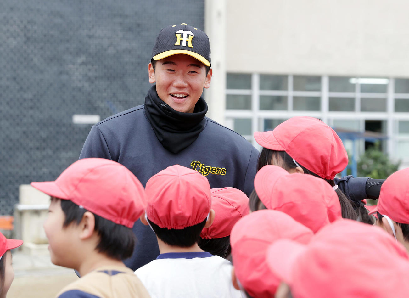 ゲストティーチャーで小学校を訪れ、生徒たちと交流する阪神門別（撮影・前田充）