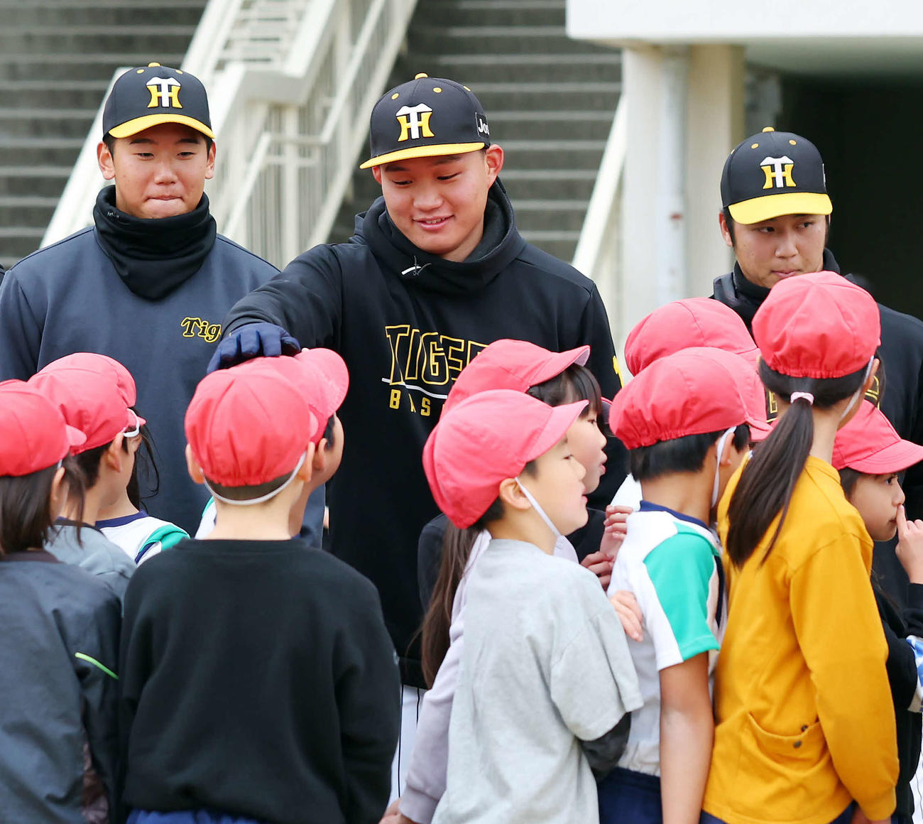 ゲストティーチャーで小学校を訪れ、生徒たちと交流する、左から阪神門別、森下、井坪（撮影・前田充）