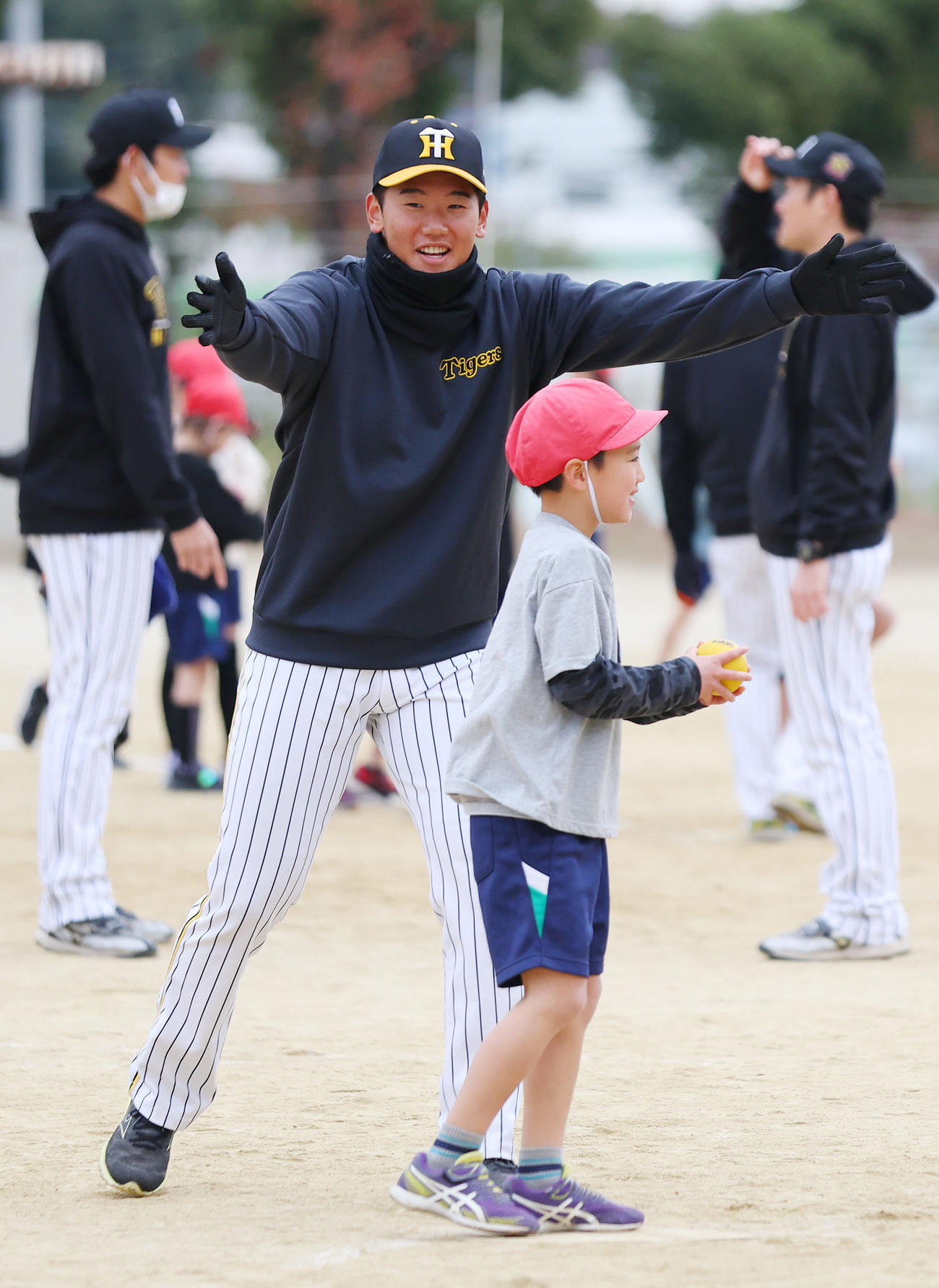 ゲストティーチャーで小学校を訪れ、生徒たちと交流する阪神門別（撮影・前田充）