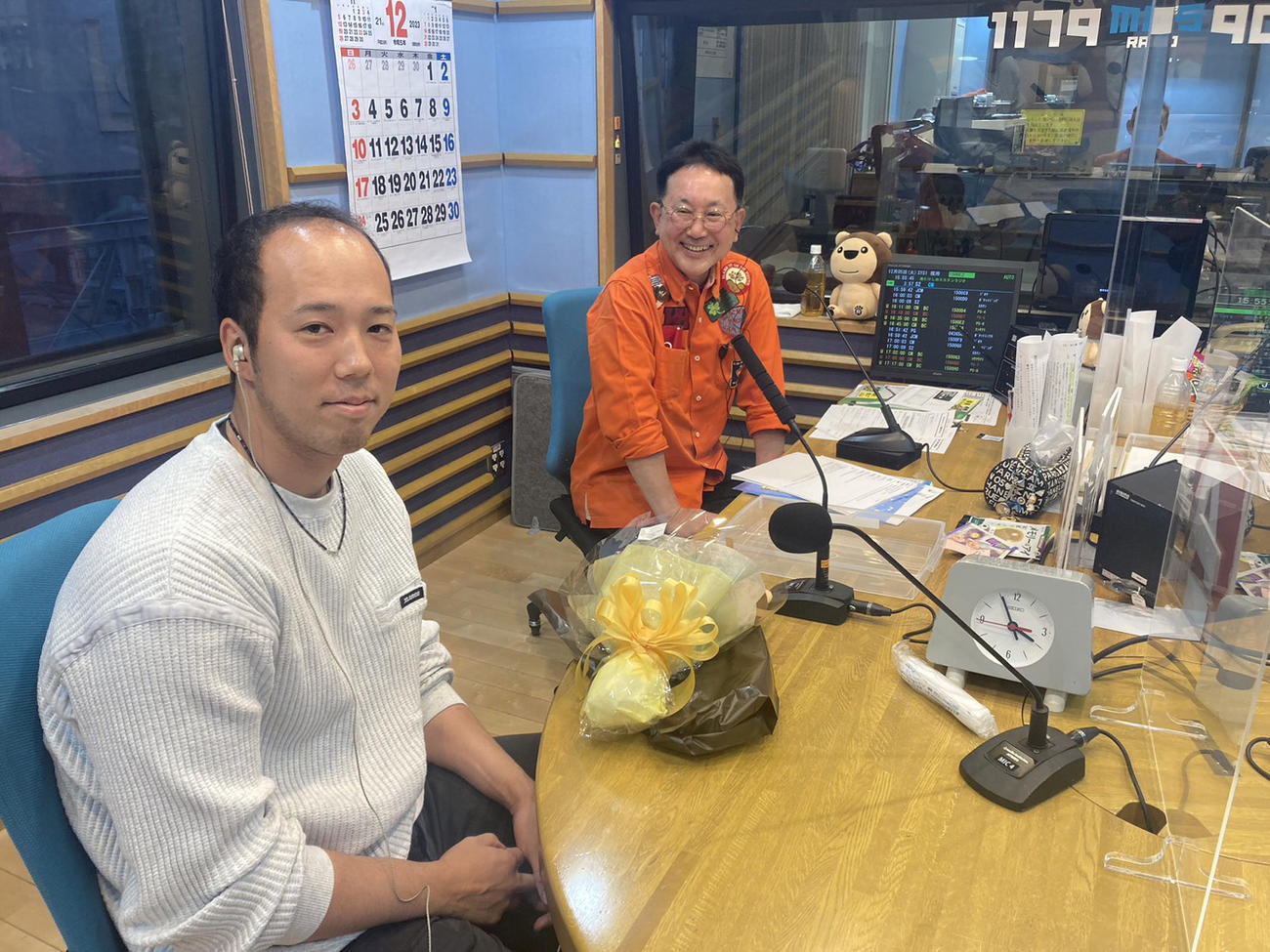 MBSラジオ「森たけしのスカタンラジオ」に出演した阪神青柳。右は森たけしアナ（球団提供）