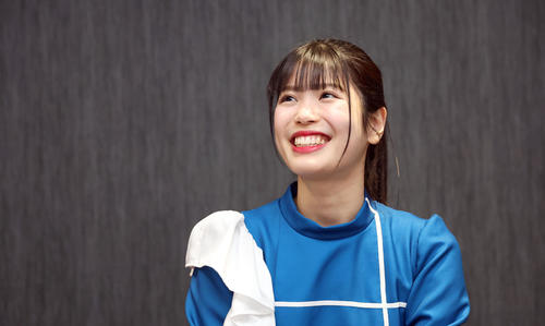 インタビューに応じるファイターズガールの滝谷美夢（撮影・佐藤翔太）