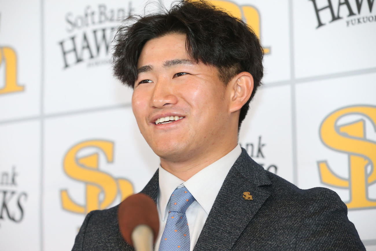 契約更改を終えて笑顔で会見する野村大（撮影・冨田成美）