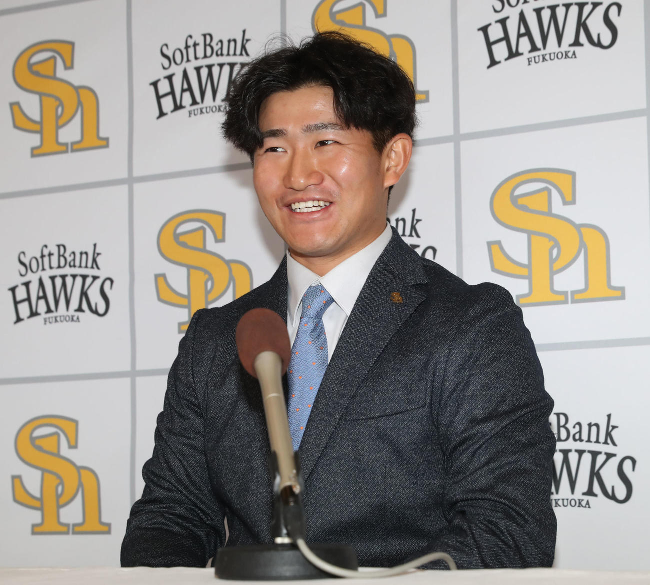 契約更改を終えて笑顔で会見する野村大（撮影・冨田成美）
