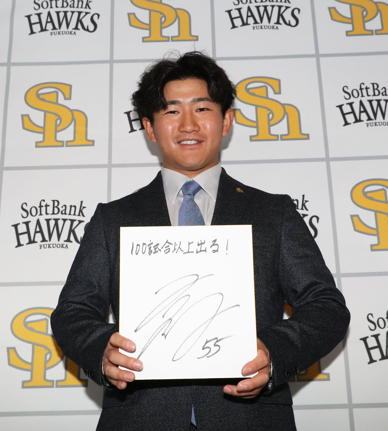 来季の目標を手に笑顔を見せる野村大（撮影・冨田成美）