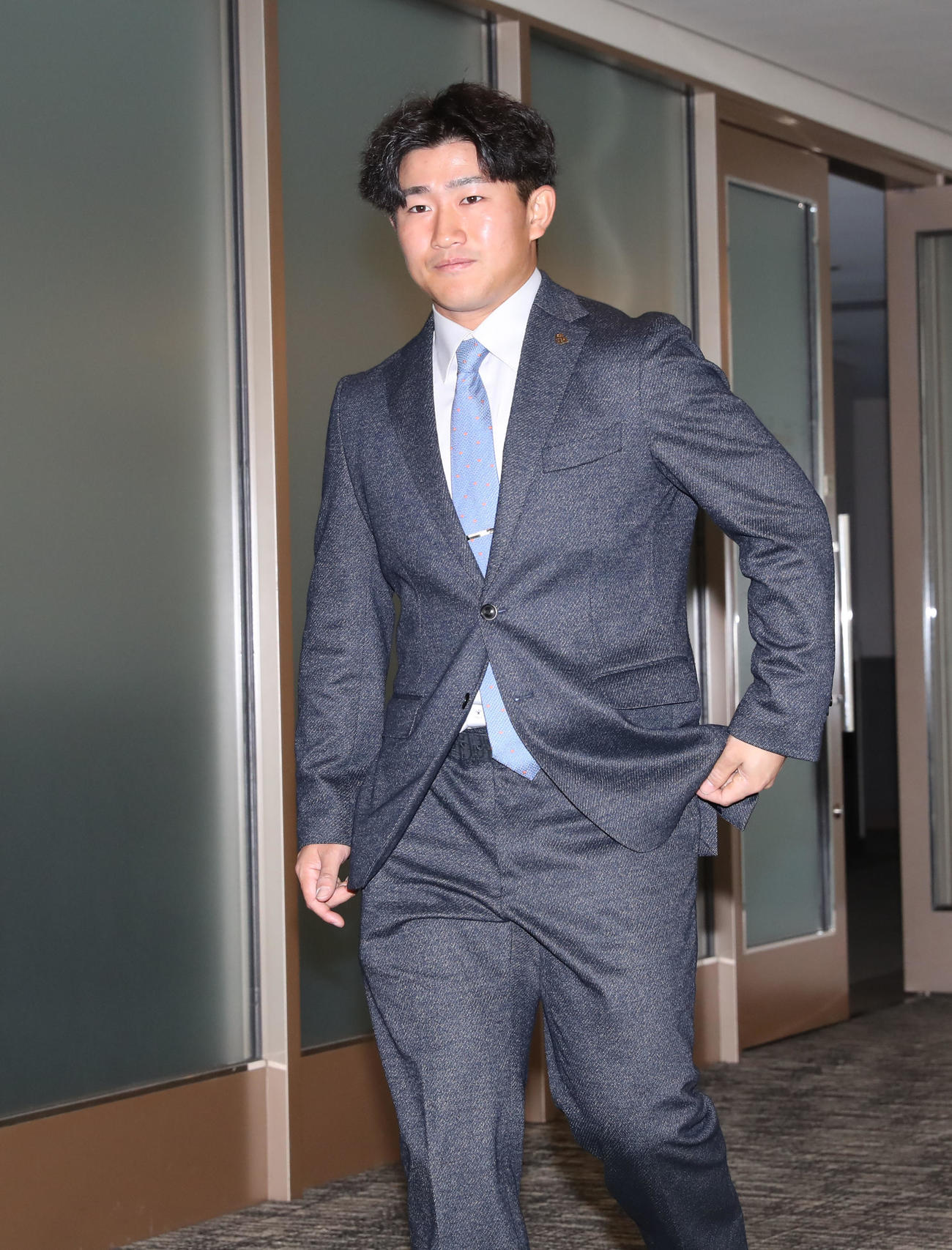 契約更改を終え会見に臨む野村大（撮影・冨田成美）