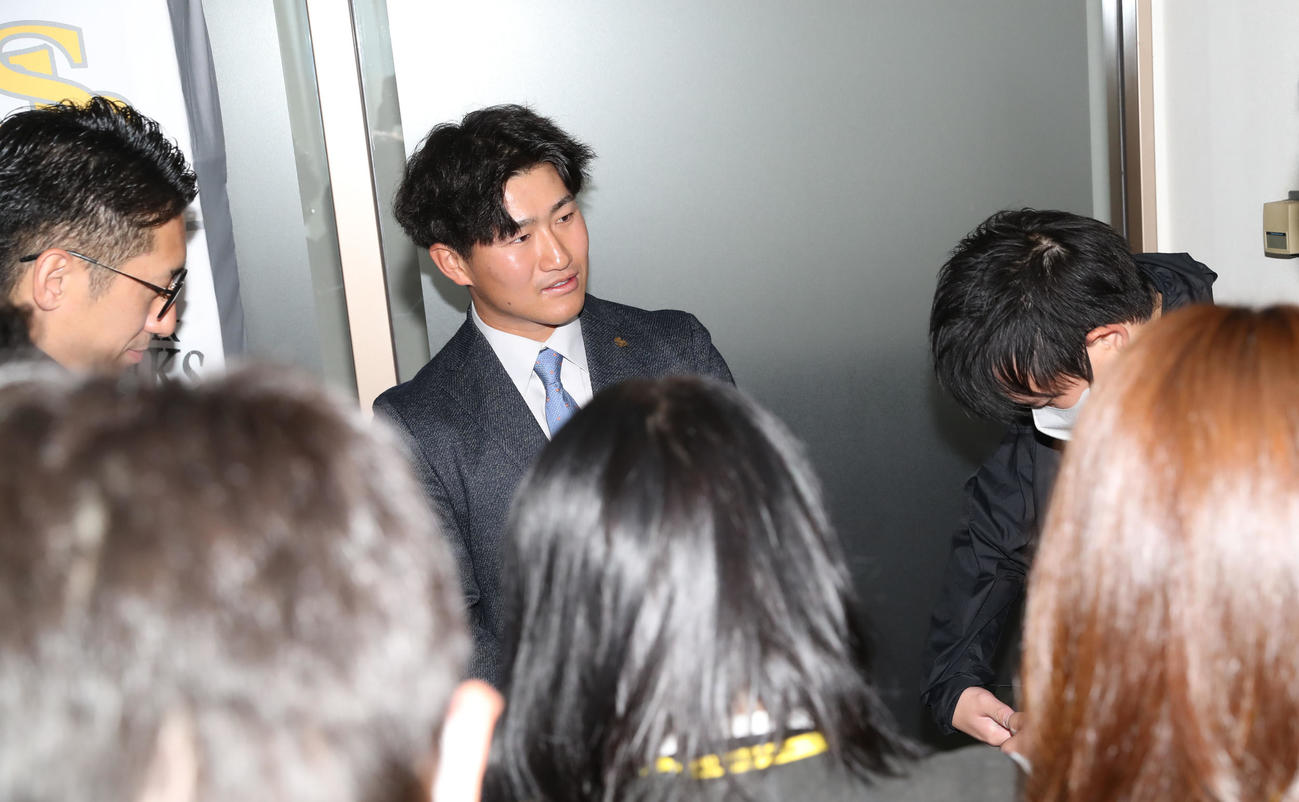 契約更改を終えて囲み取材に応じる野村大（撮影・冨田成美）