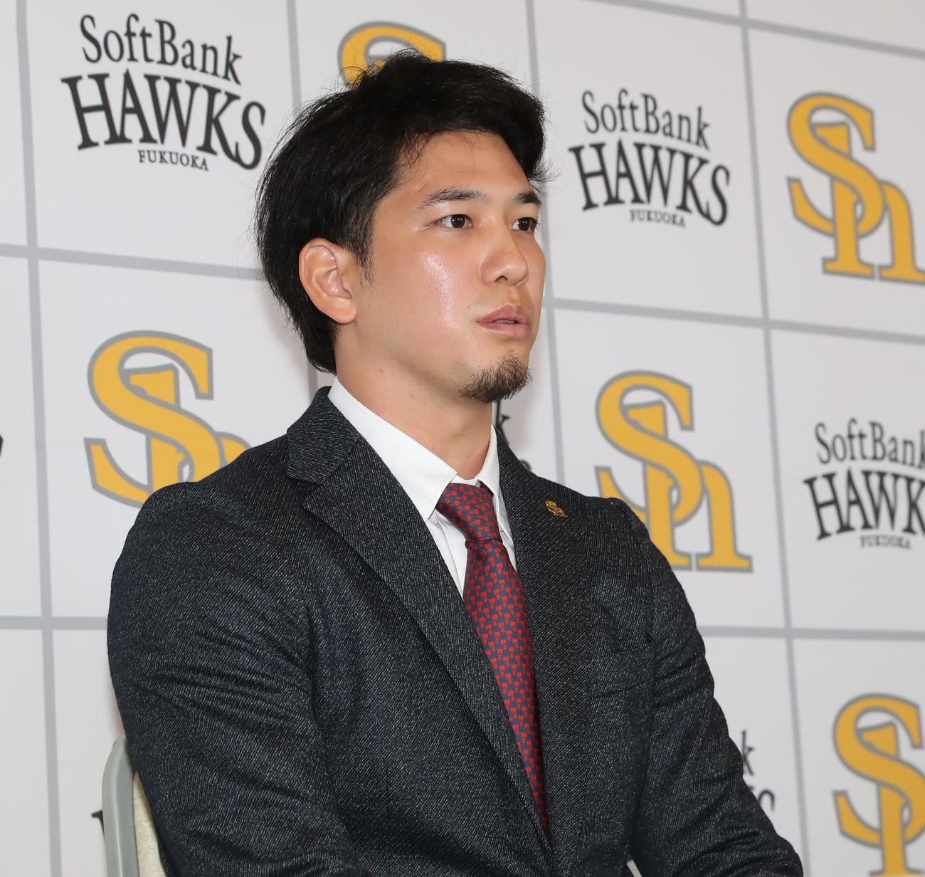 契約更改を終えて会見する栗原（撮影・冨田成美）