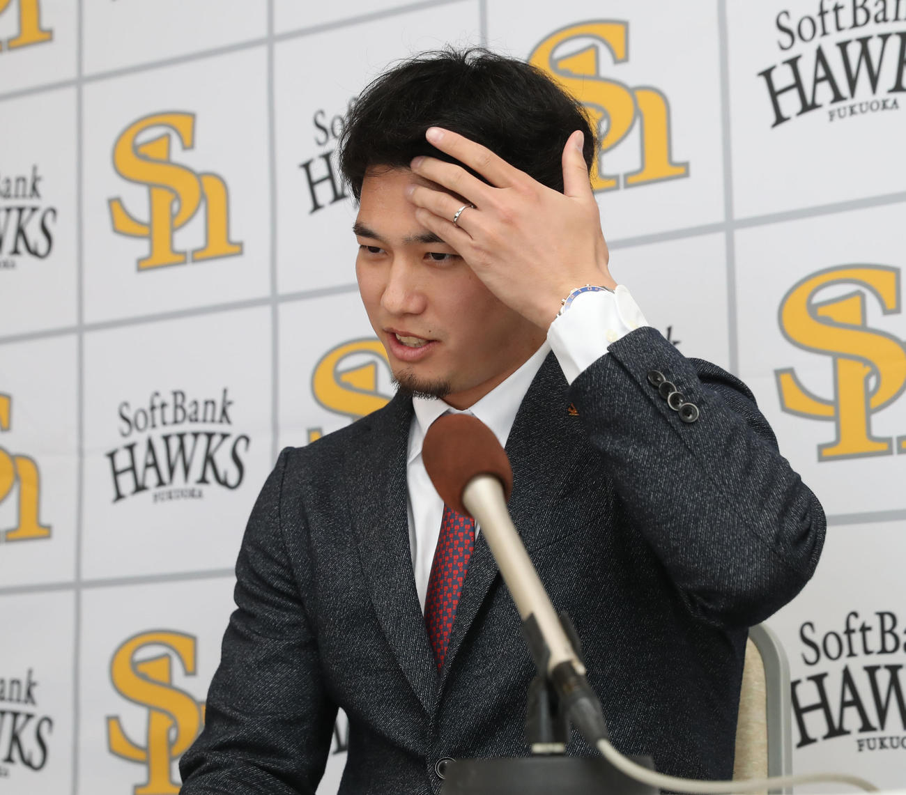 会見で記者の質問に答える栗原（撮影・冨田成美）