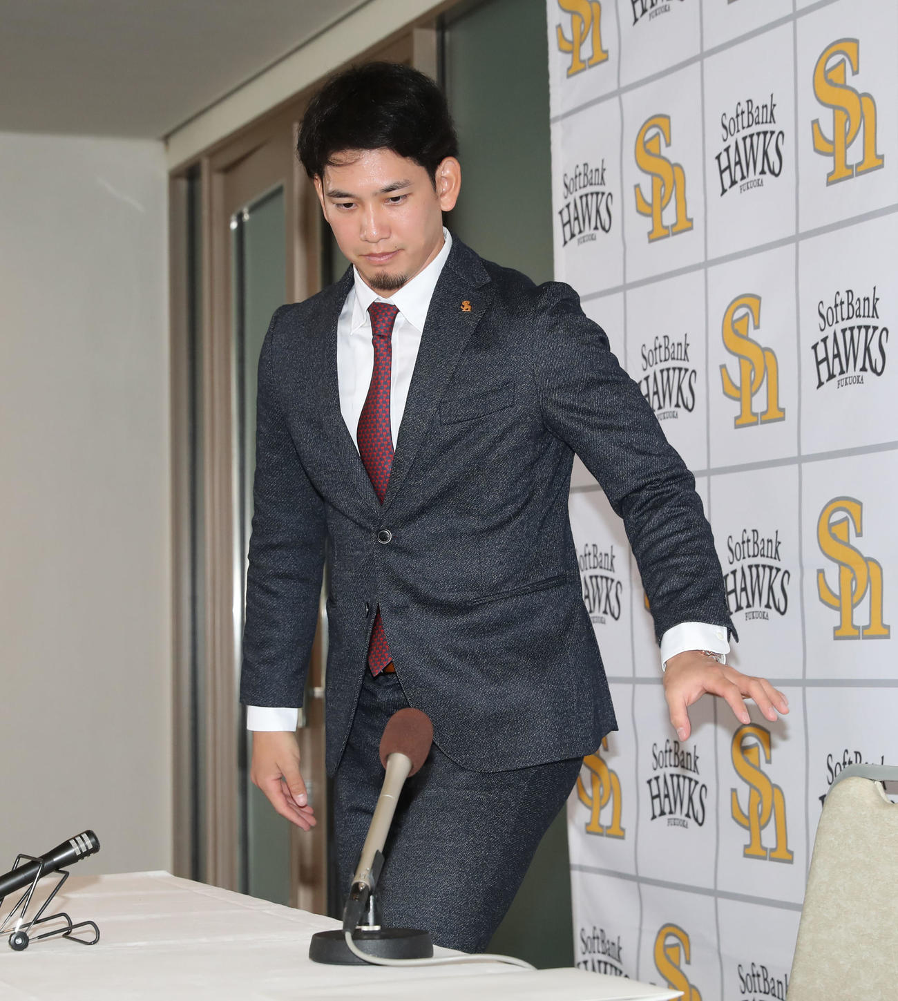 契約更改後の会見を終えて席を立つ栗原（撮影・冨田成美）