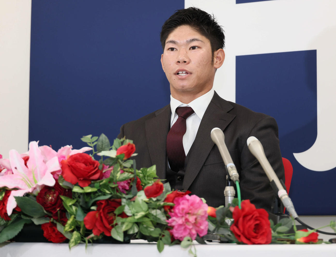 契約更改後、会見する広島坂倉（撮影・加藤孝規）