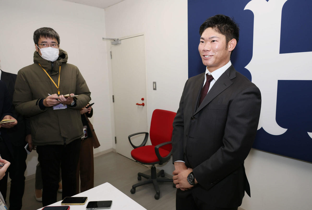 契約更改の会見後、囲み取材に応じる広島坂倉（撮影・加藤孝規）