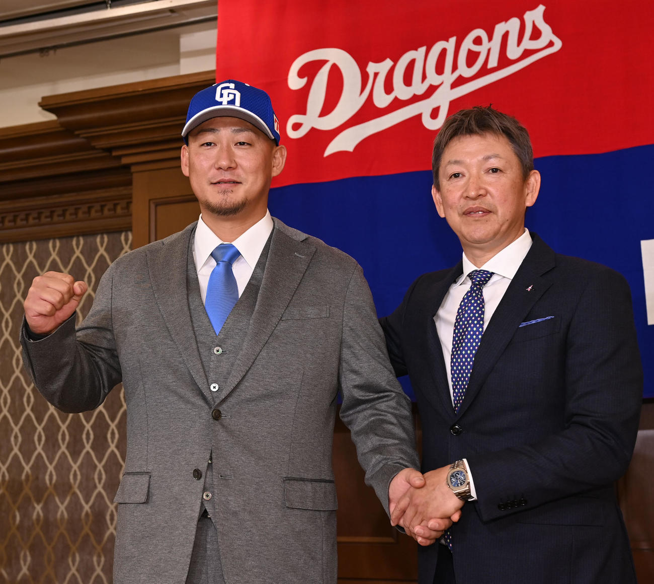 会見を終え立浪監督と握手を交わしポーズを決める中田（左）（撮影・森本幸一）